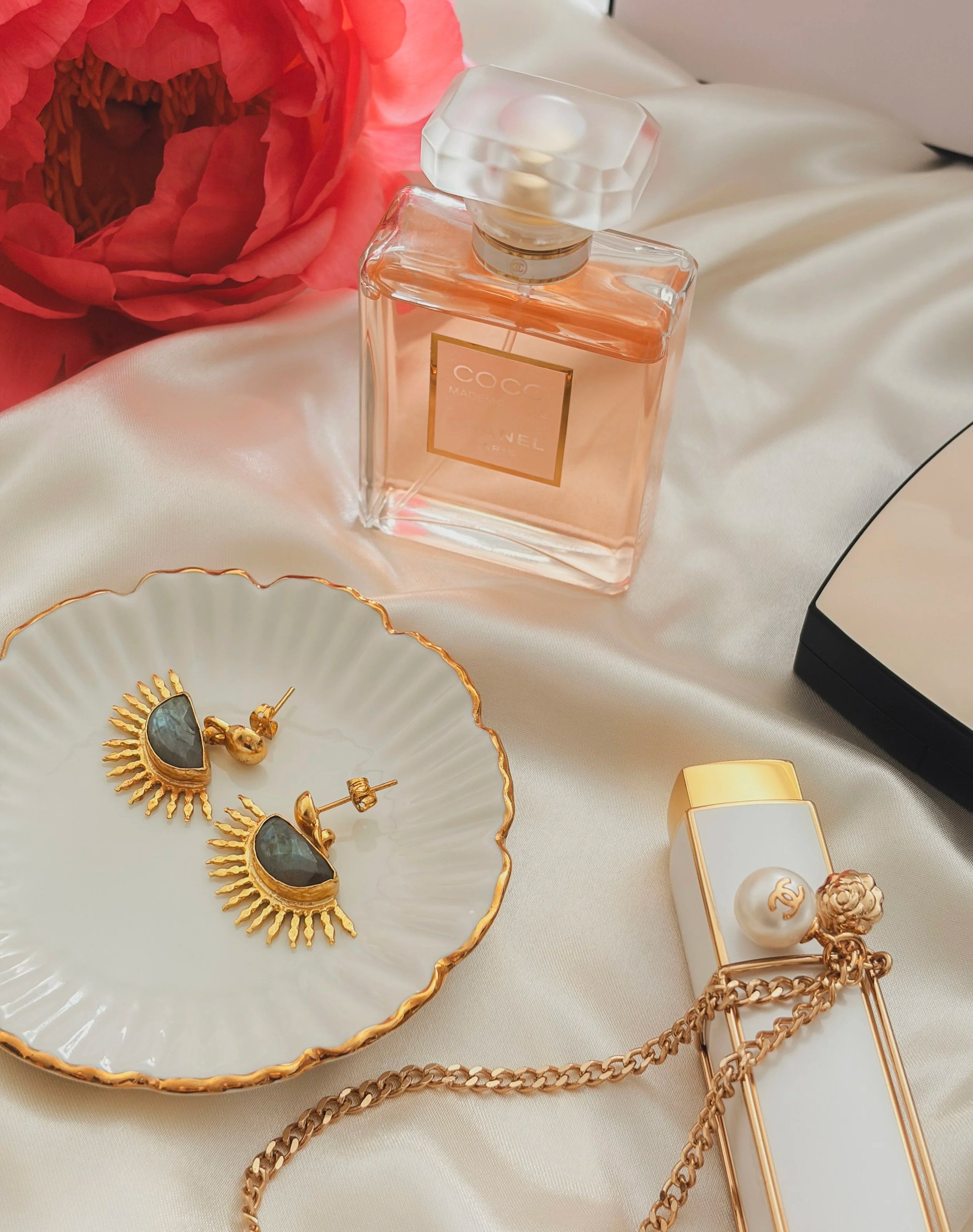 Chanel+Makeup+and+missomi+earrings+Beauty+scene+-+Kanika+Kingshott.jpg