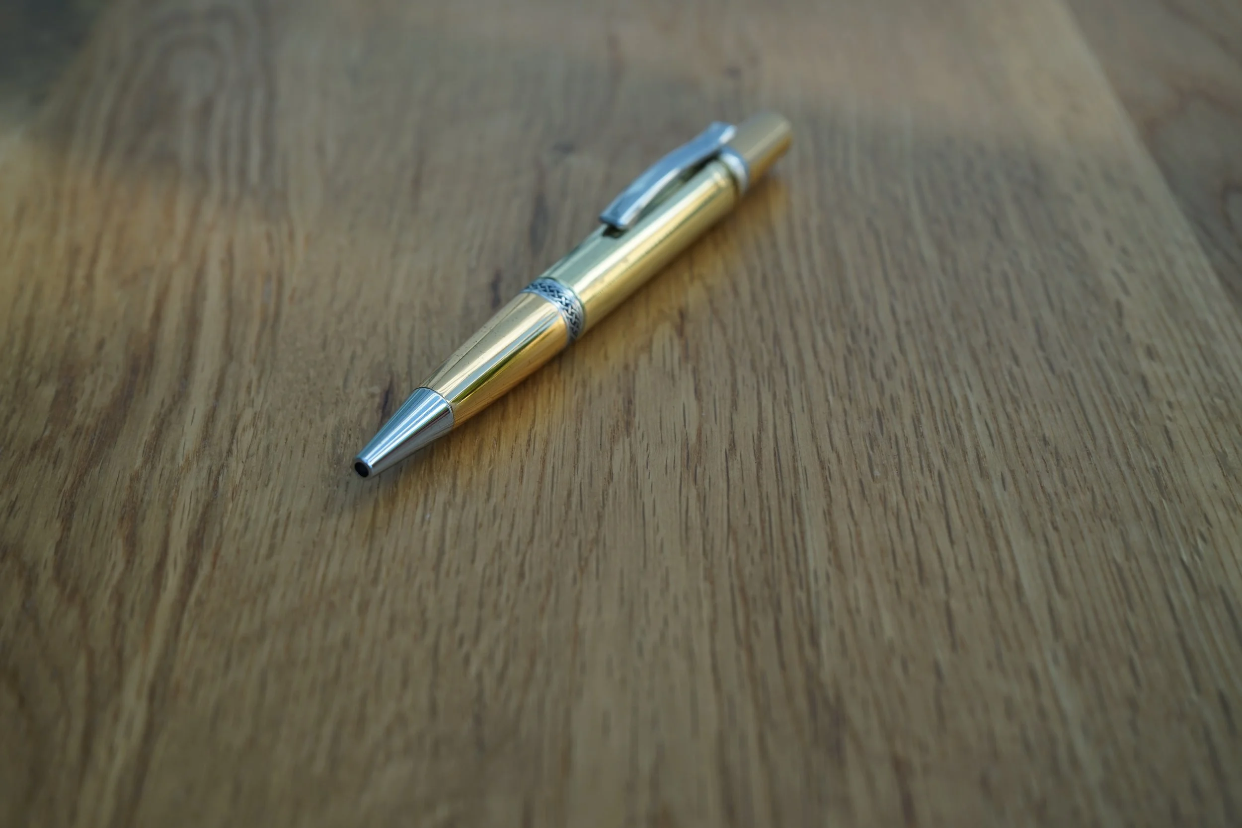 .300 MEN Twist pen in gold.