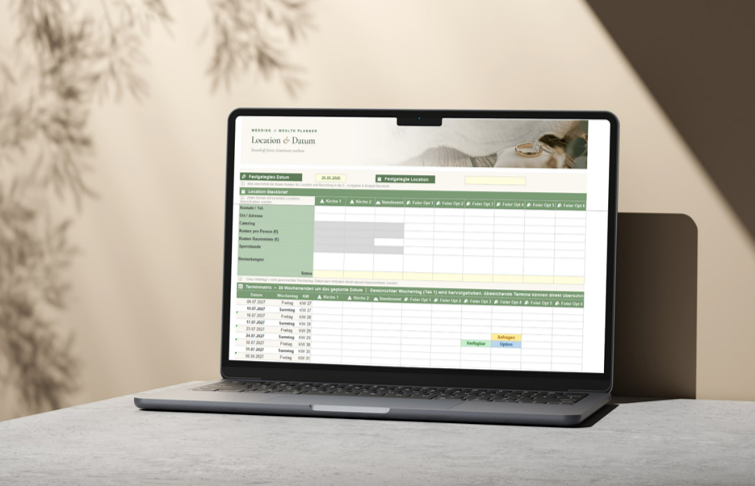 Laptop auf einem Schreibtisch zeigt eine Terminplanungssoftware mit Kalender, Termine und Notizen, im Hintergrund eine Pflanze und eine schattige Wand.