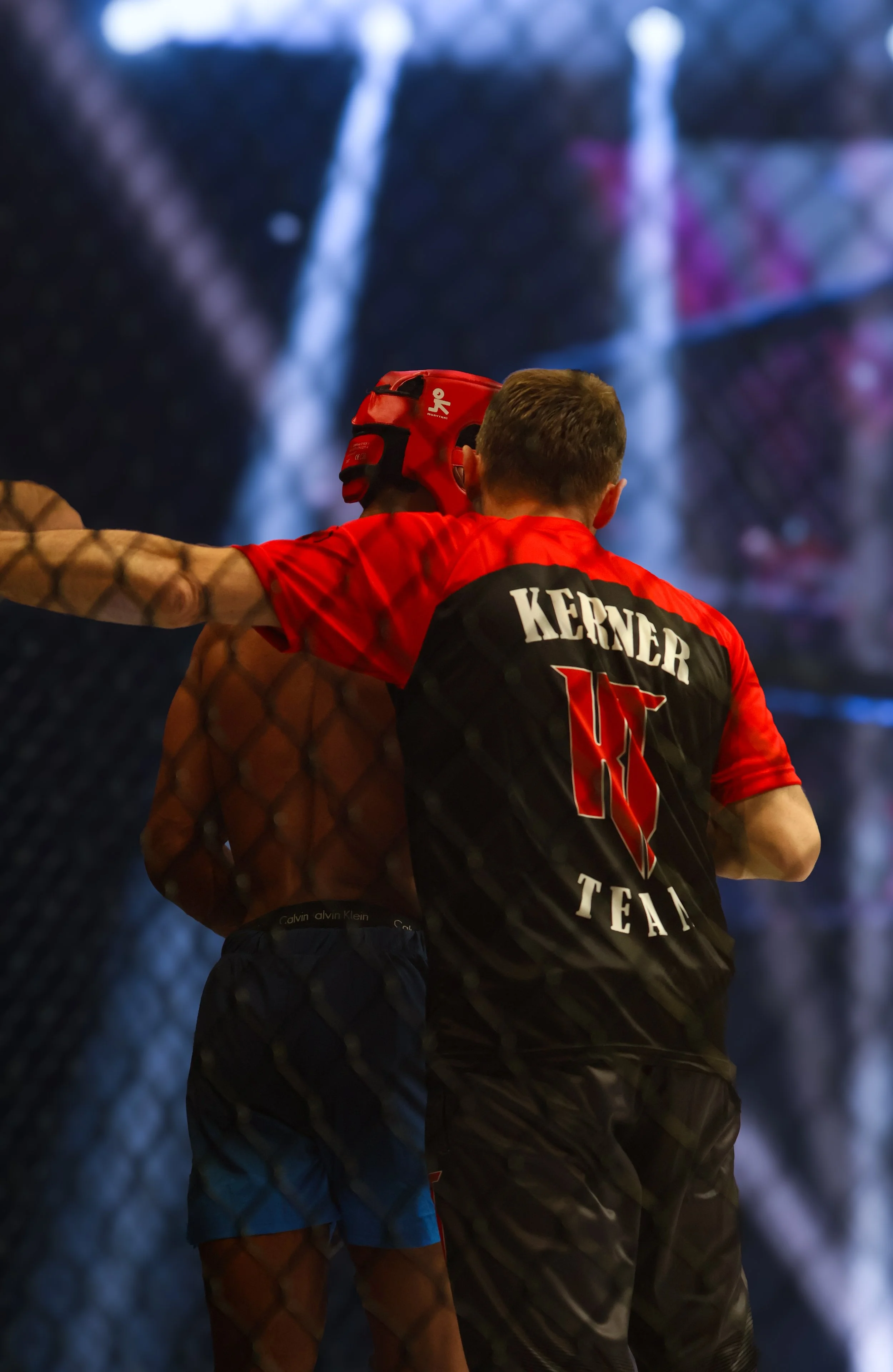 Combattant de la Kerner Team vu de dos lors d’un entraînement de MMA, production de visuels par Lorraine Lemaire.
