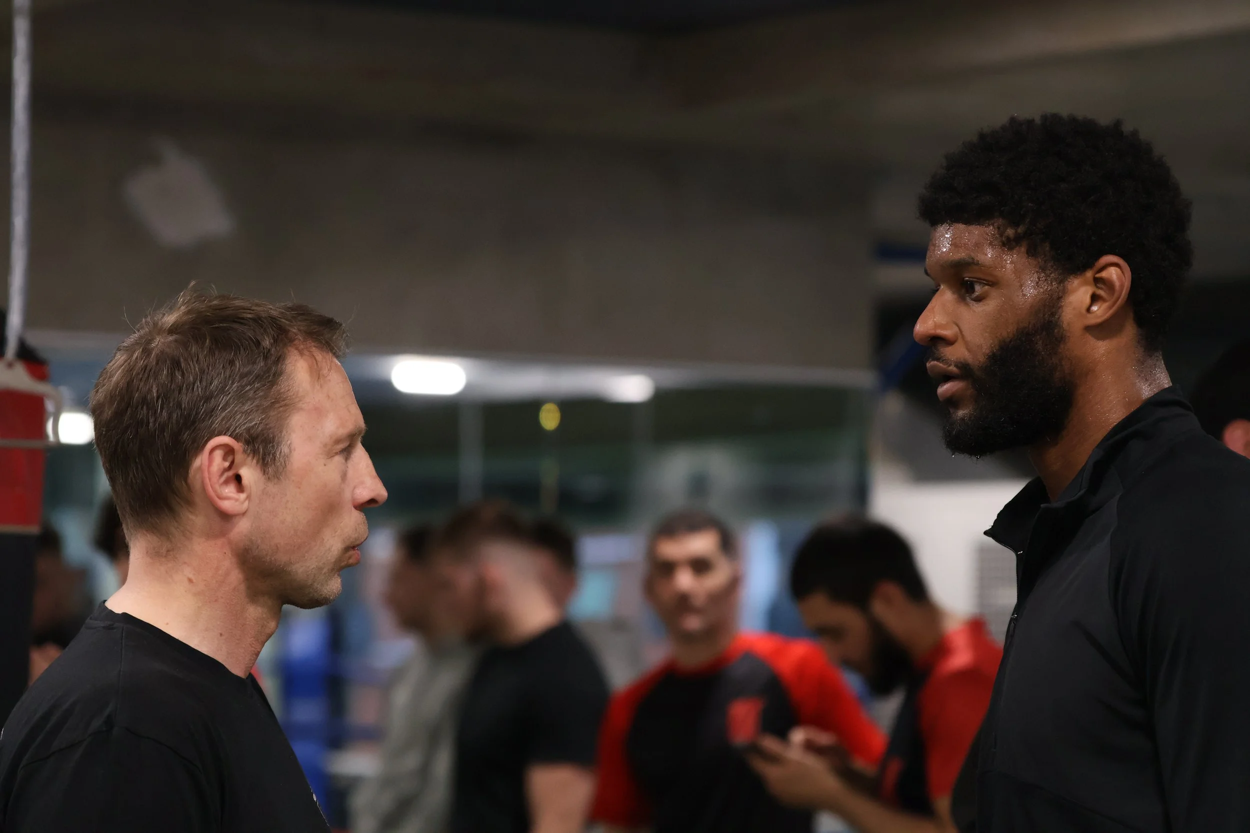 Photographie de Guillaume Kerner avec le combattant Jacques Bonga de la Kerner Team pendant un entraînement de MMA, dans le cadre d’une production de visuels pour sports de combat par Lorraine Lemaire.