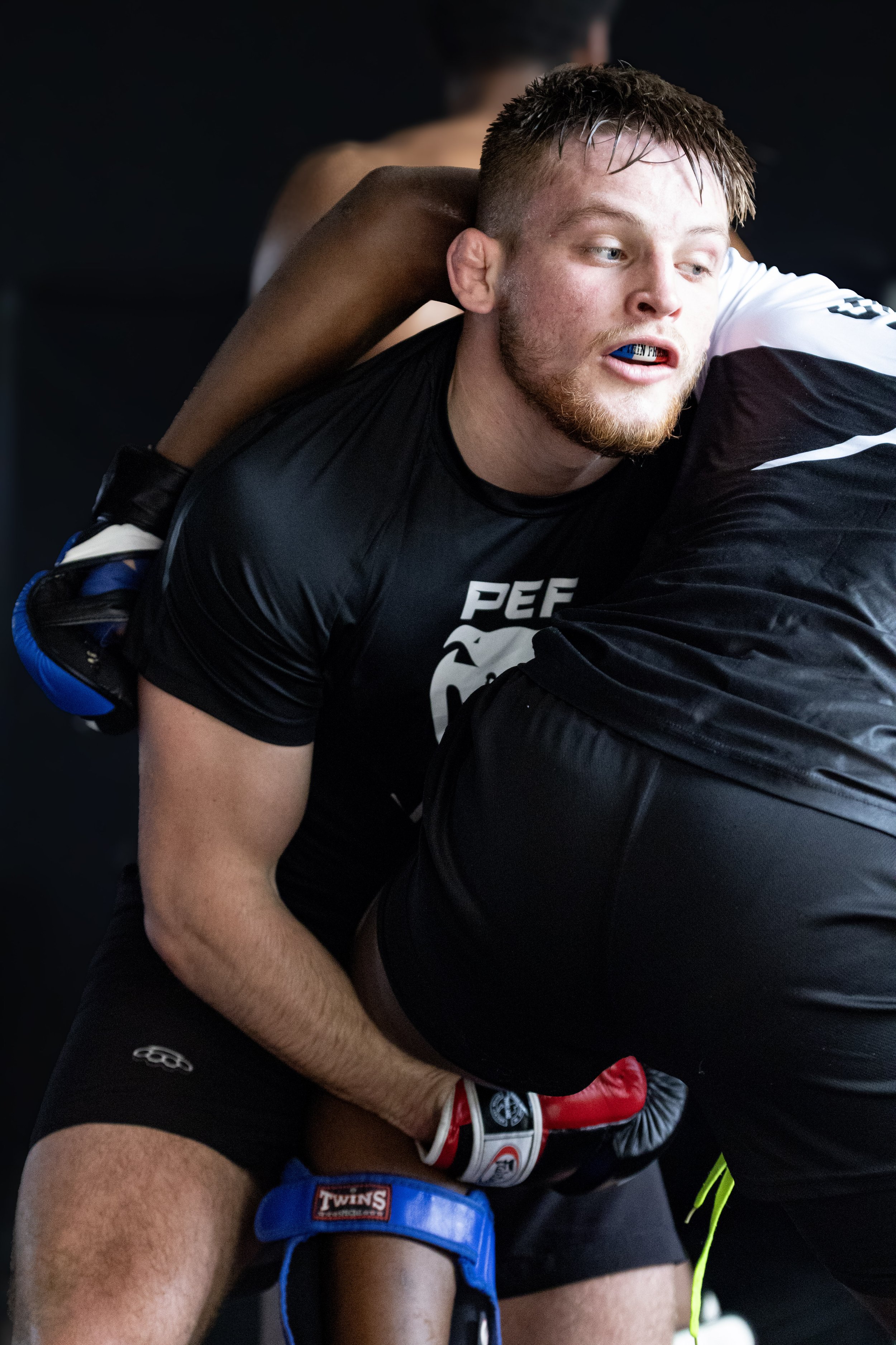Photographie de Jean Magny, combattant de MMA, en entraînement de grappling dans le cadre d’une production visuelle pour sports de combat par Lorraine Lemaire.