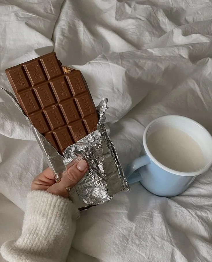 Por que você sente mais fome na TPM? E o que seu corpo está tentando te dizer!