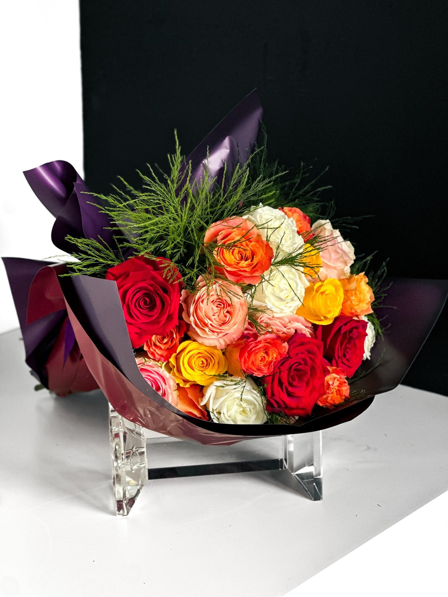 Happy Monday! We are adding this gorgeous new bouquet to our store catalogue + uber/door dash. The &ldquo;Rose-a-palooza&rdquo; bouquet features a collection of multi colored roses wrapped in Korean paper.
Rose-a-palooza (Dozen/12): $65
Rose-a-palooz