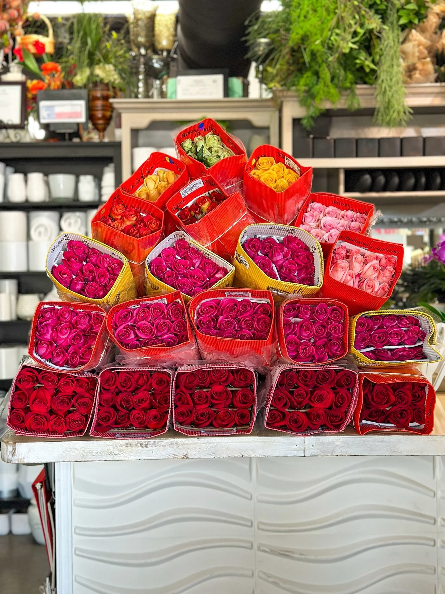 So many beautiful arrangements ready for Valentine&rsquo;s Day 😍. Today is the LAST DAY to take advantage of our Valentines Sale on Door Dash / Uber. If you are looking for special request, feel free to shoot us a call today!

#FloralDesign #SanAnto