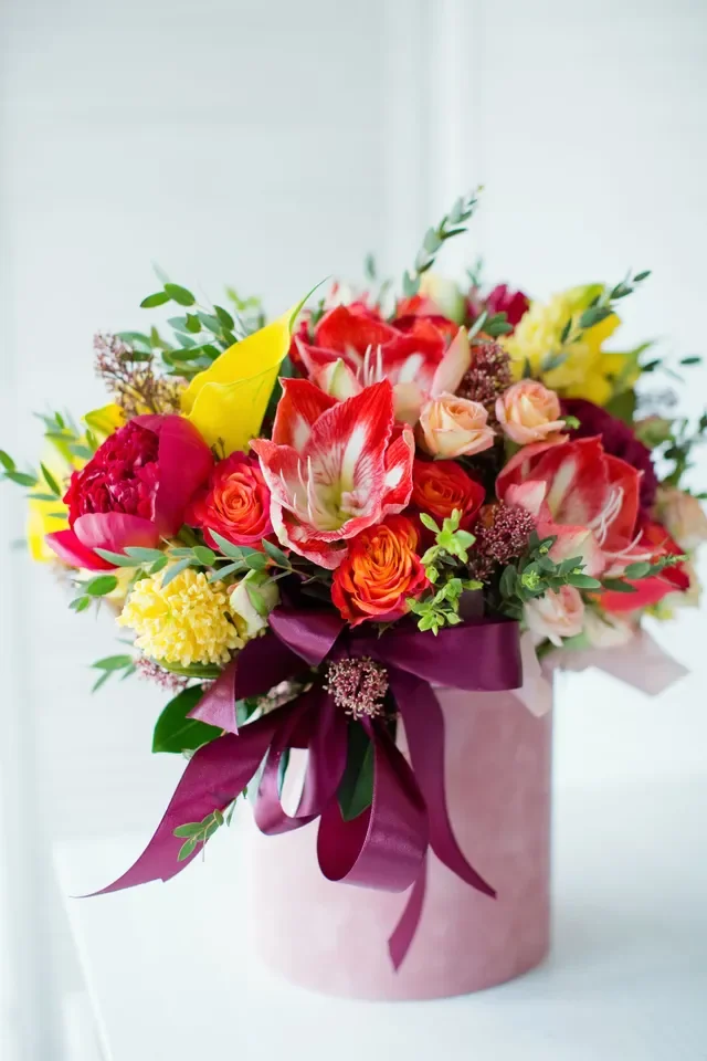 beautiful-gift-box-with-flowers-640w.webp