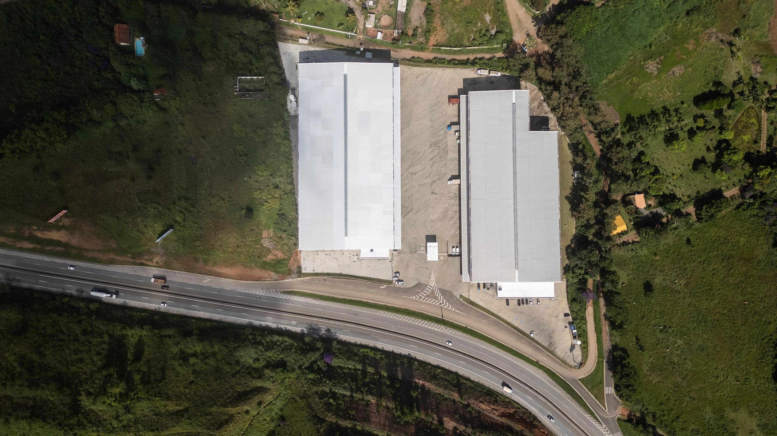 Foto aérea de galpão logístico em Juiz de Fora, MG, projetado pelo arquiteto Guilherme Hallack.