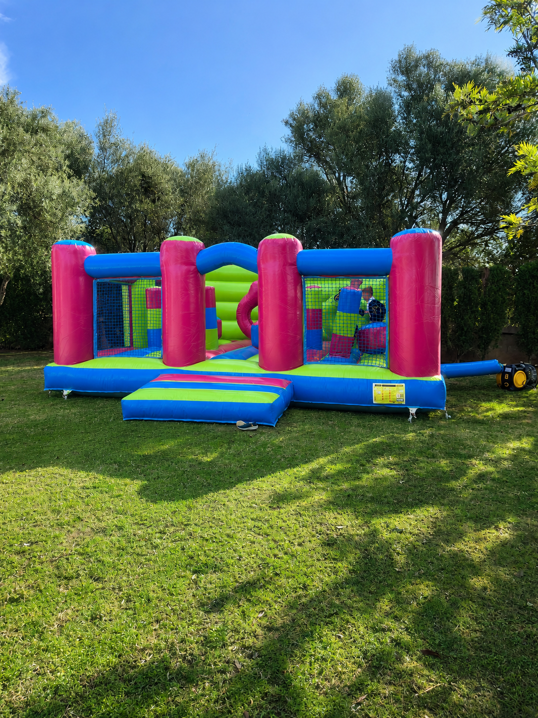 Norivan multi-obstacle bouncy castle rental for a kids’ birthday party in Sa Cabaneta, Mallorca