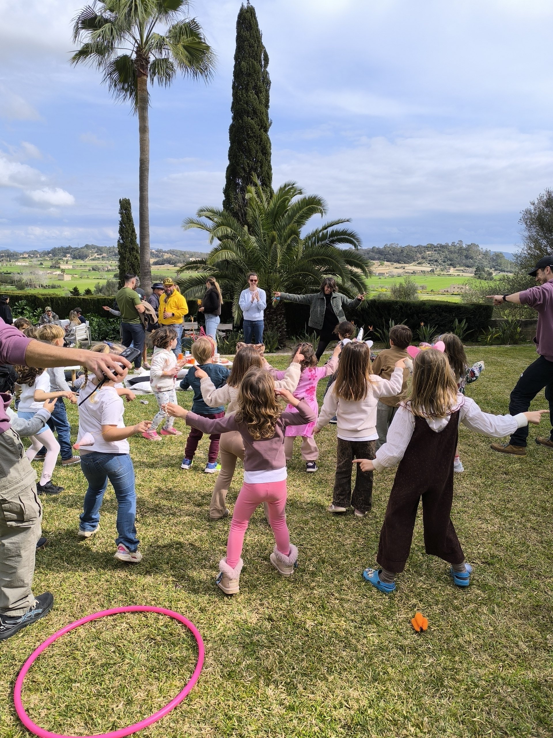 Children playing fun music games at a luxury villa birthday party in Santanyí Mallorca by Norivan Kids Entertainment.