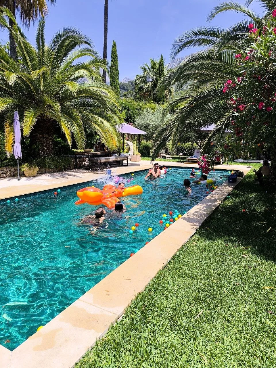 Premium kids pool party entertainment in Mallorca with a professional animator and colorful balls in a swimming pool by Norivan Events.