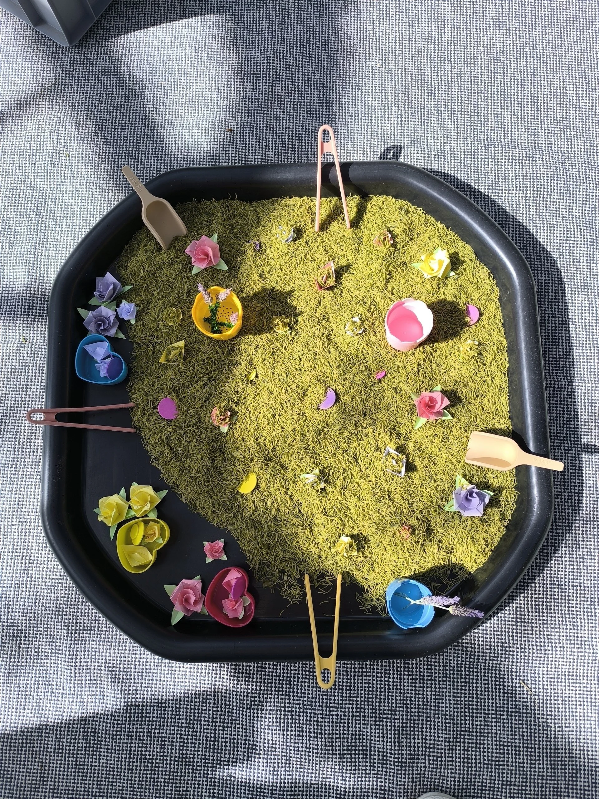Spring-themed sensory bin setup for toddlers in Palma, Mallorca