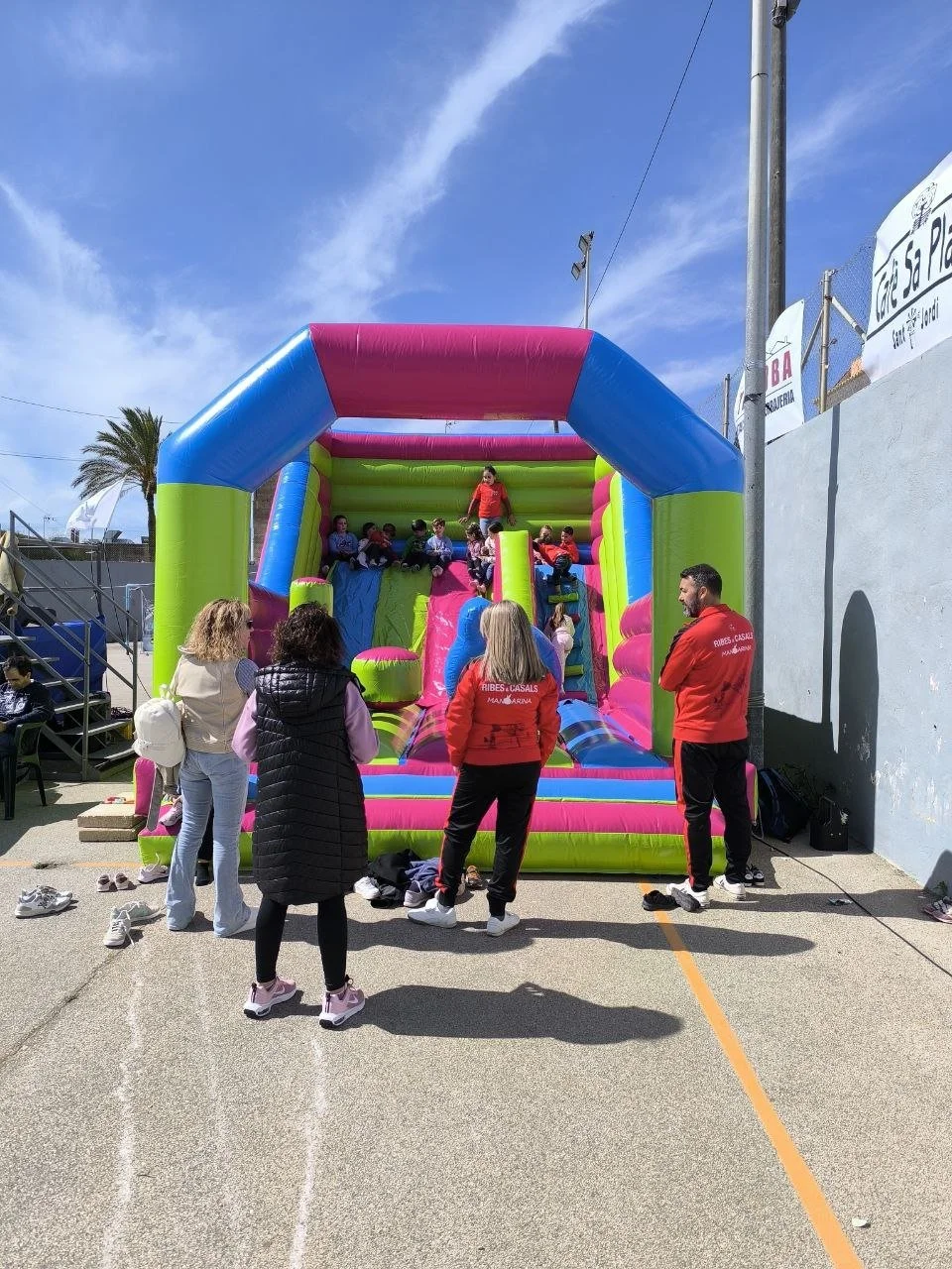 Kids enjoying a Norivan bouncy castle at a padel event in Sant Jordi, Mallorca