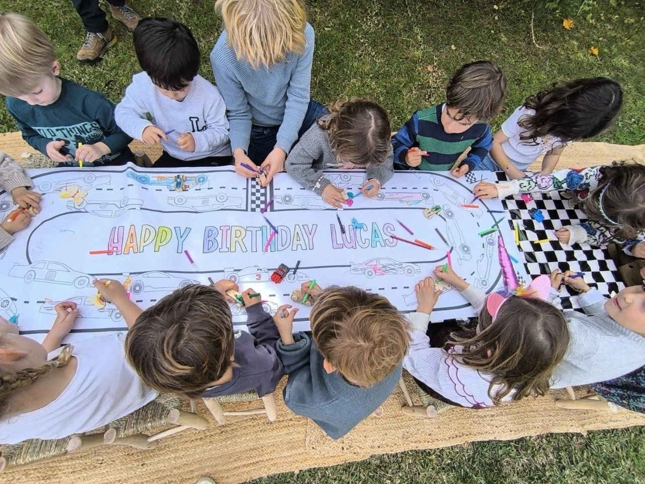 Children enjoying a creative birthday colouring activity at a Norivan kids’ party in Mallorca. A calm and engaging workshop moment where kids can sit together, draw, colour, and take part in a personalised themed activity.

Rövidebb verzió: