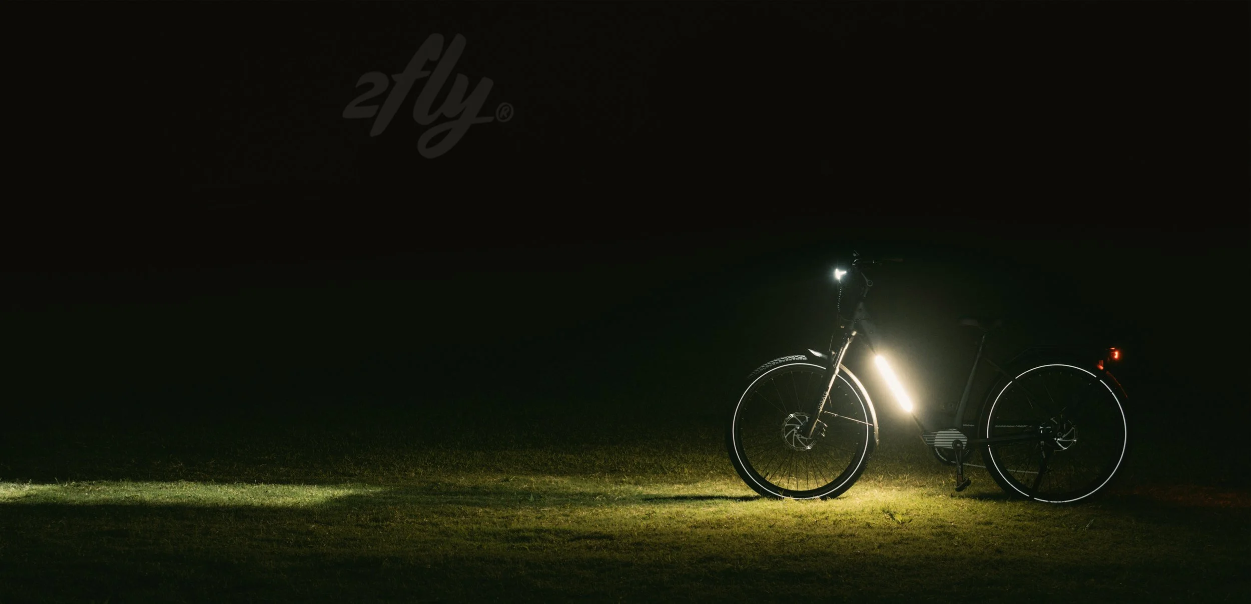 ebike-turismo-iluminacion-noche-paseo-cuadro-bajo-bateria-extraible