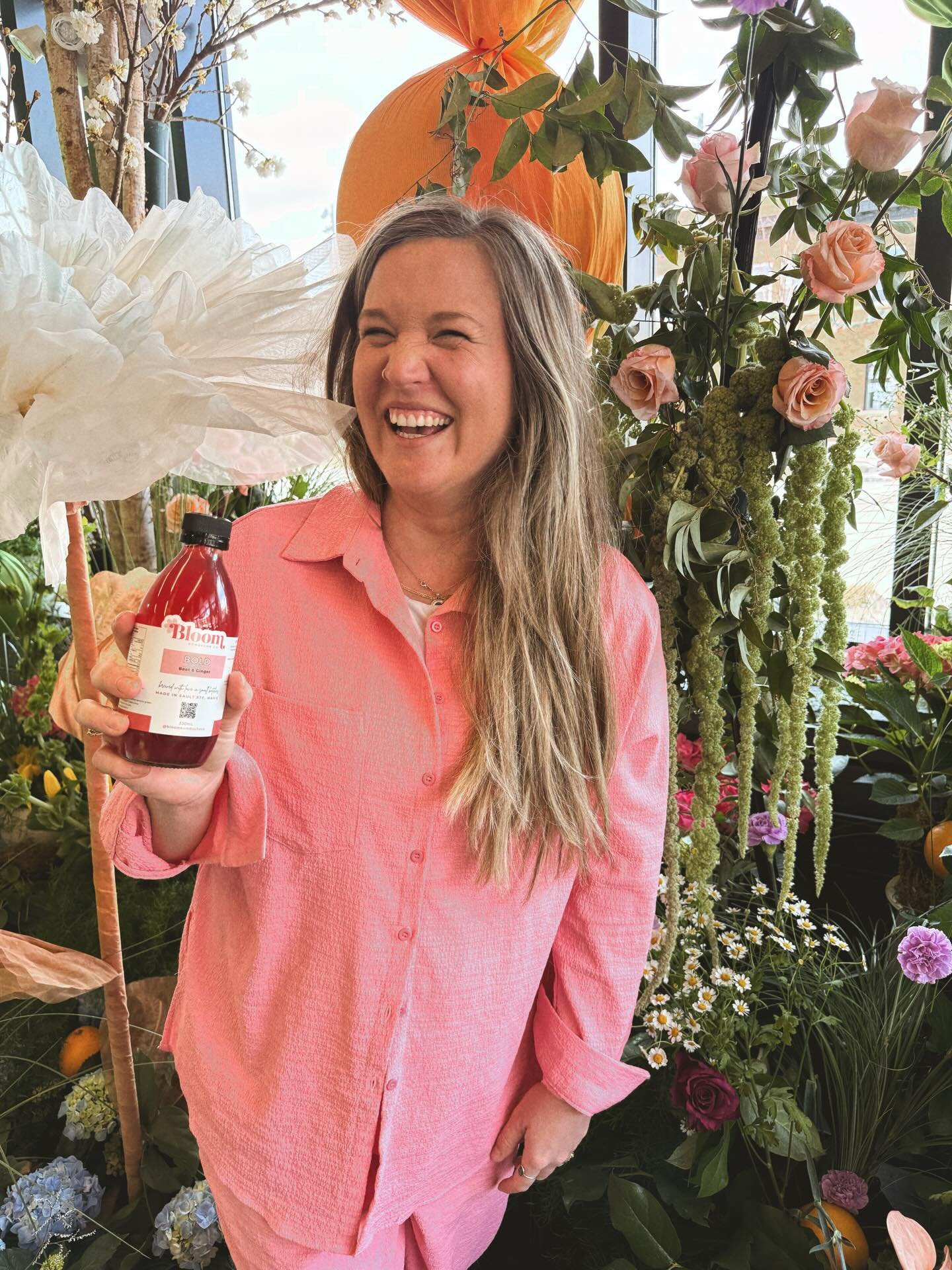 brought the booch to a Room Full of Flowers today 🌸✨

had to snap a pic while i was there&hellip; and of course @rileygrecodesignstudio had me laughing the whole time 😂

nothing like good vibes, pretty blooms, and a little kombucha in hand 🫶

#blo