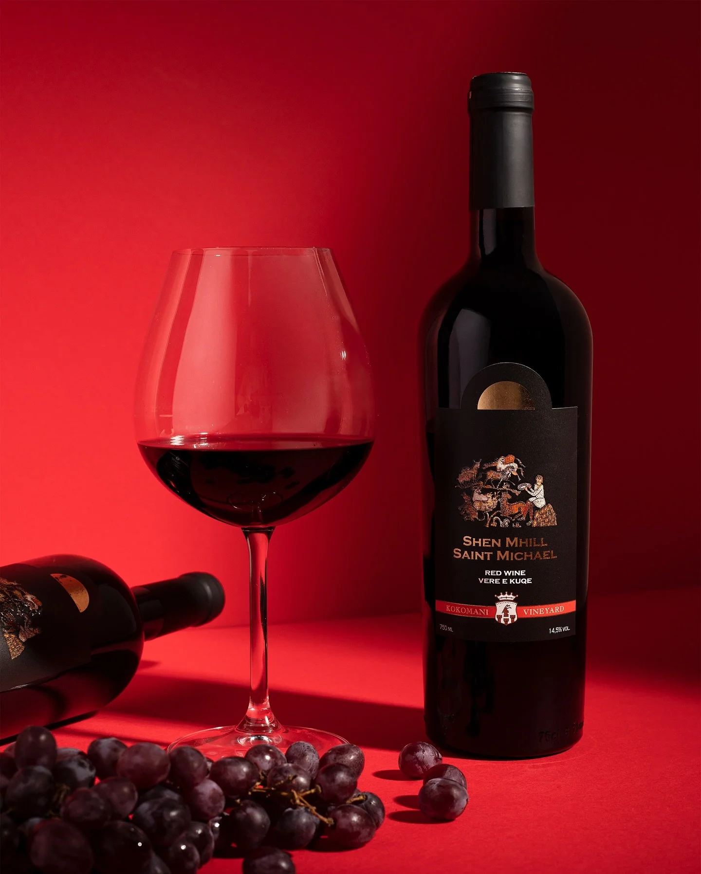Sh&euml;n Mhill, nje vere klasike internacionale made in Albania, e perfituar nga perzierja e tre varieteteve te mirenjohura te rrushit, Cabernet Sauvignon, Petit Verdo &amp; Merlot.