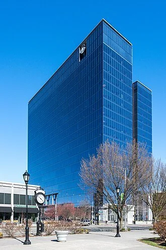 Prudential_Tower_-_Newark,_NJ_(55176538314).jpg