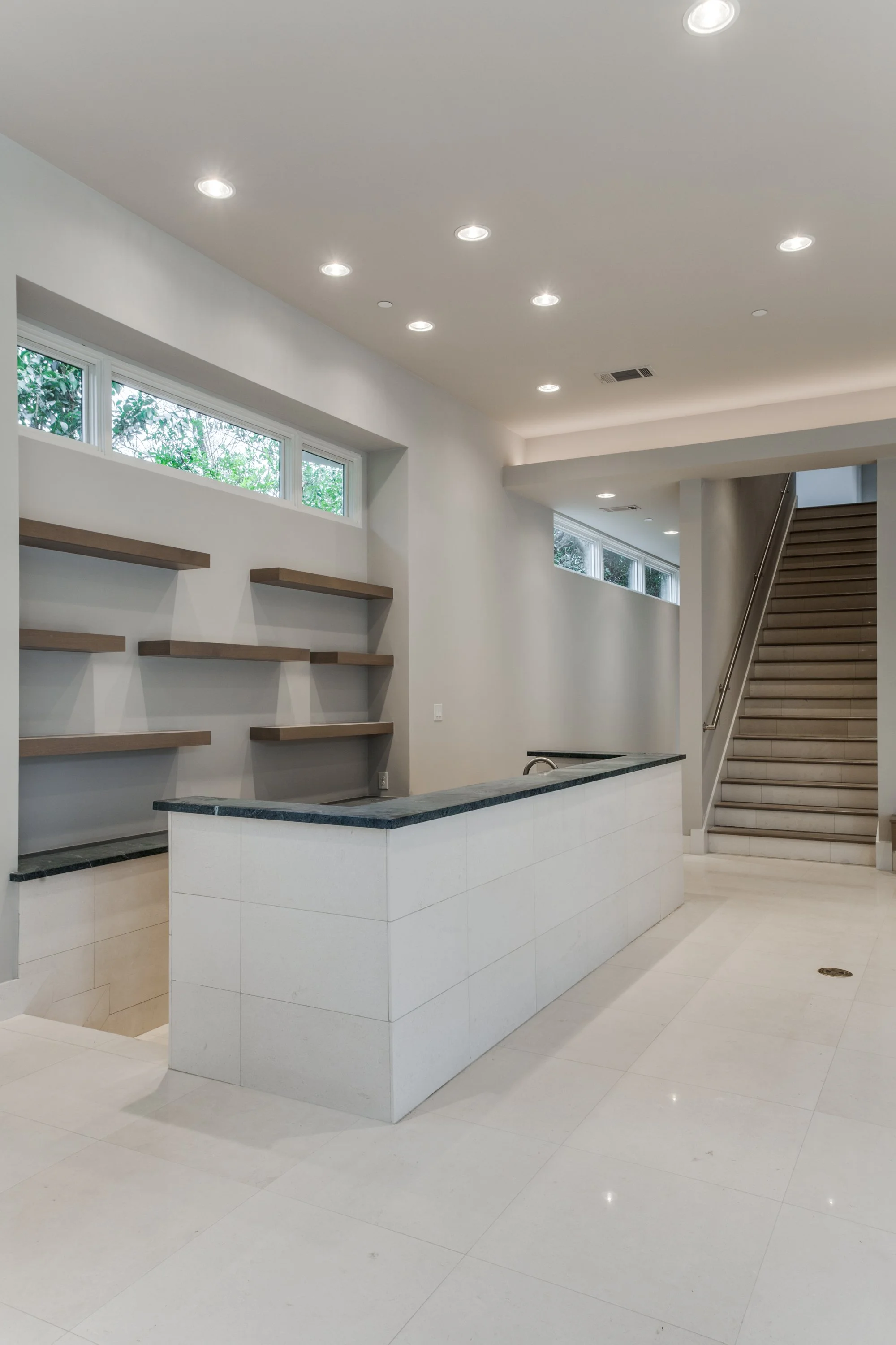 Bella_Crooked_lane_stair.jpg