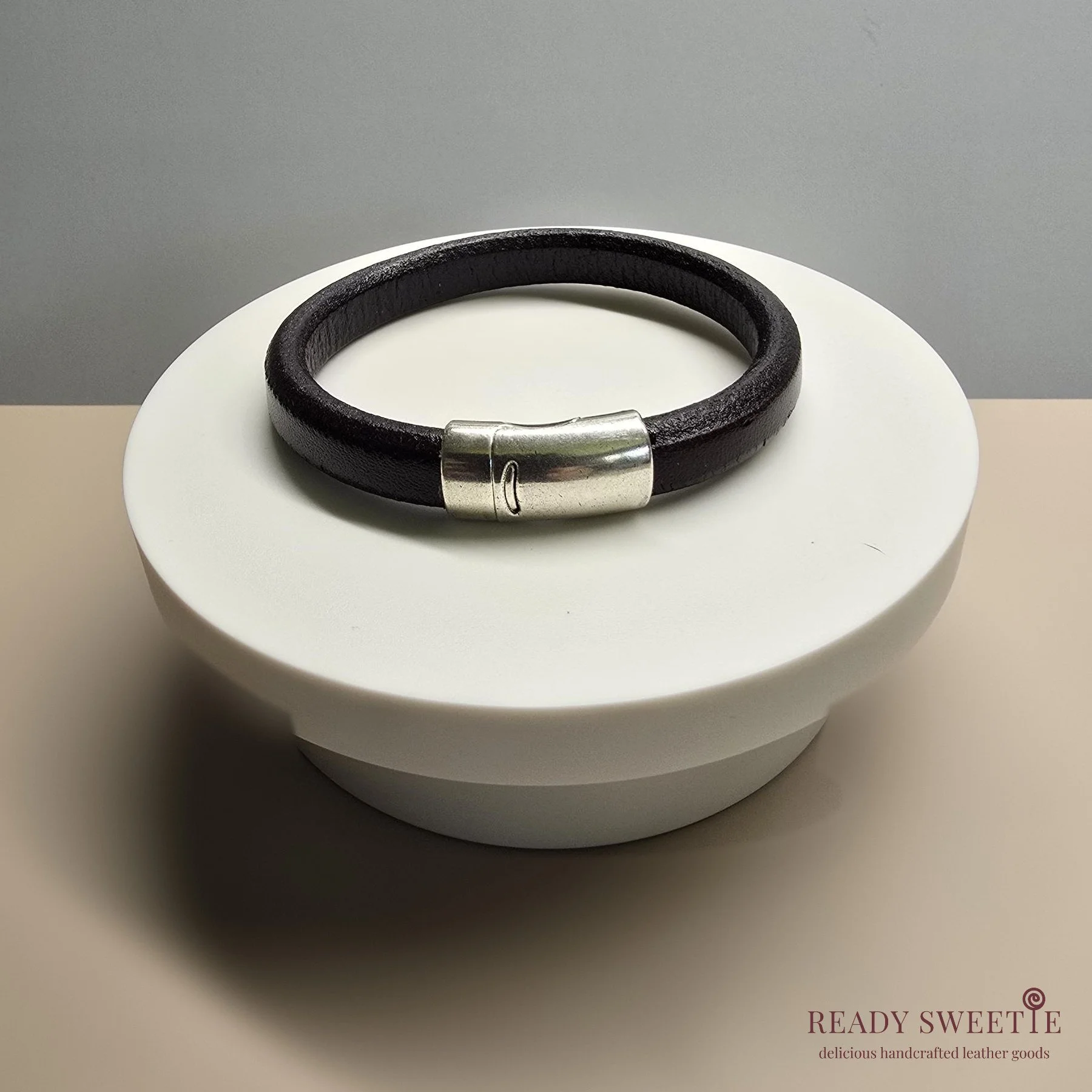 Logo_Regaliz_Dark_brown_antique_silver_round_leather_bracelet.jpg