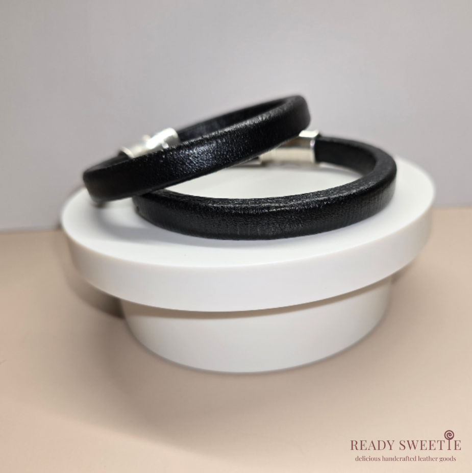 Regaliz 10mm Leather Bracelet, Black with Antique Silver Clasp. Size M