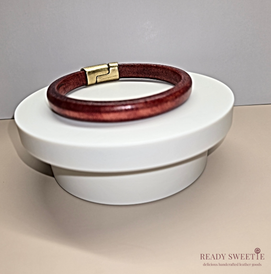 Regaliz 10mm Leather Bracelet, Whiskey Red Brown with Antique Brass Clasp. Size L