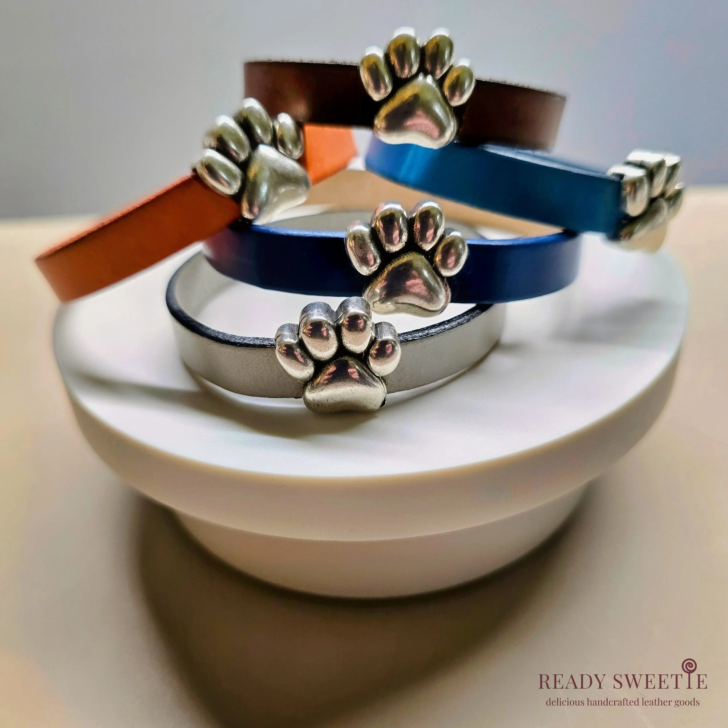 Paw Clasp 10mm Leather Bracelet, Orange, Size L