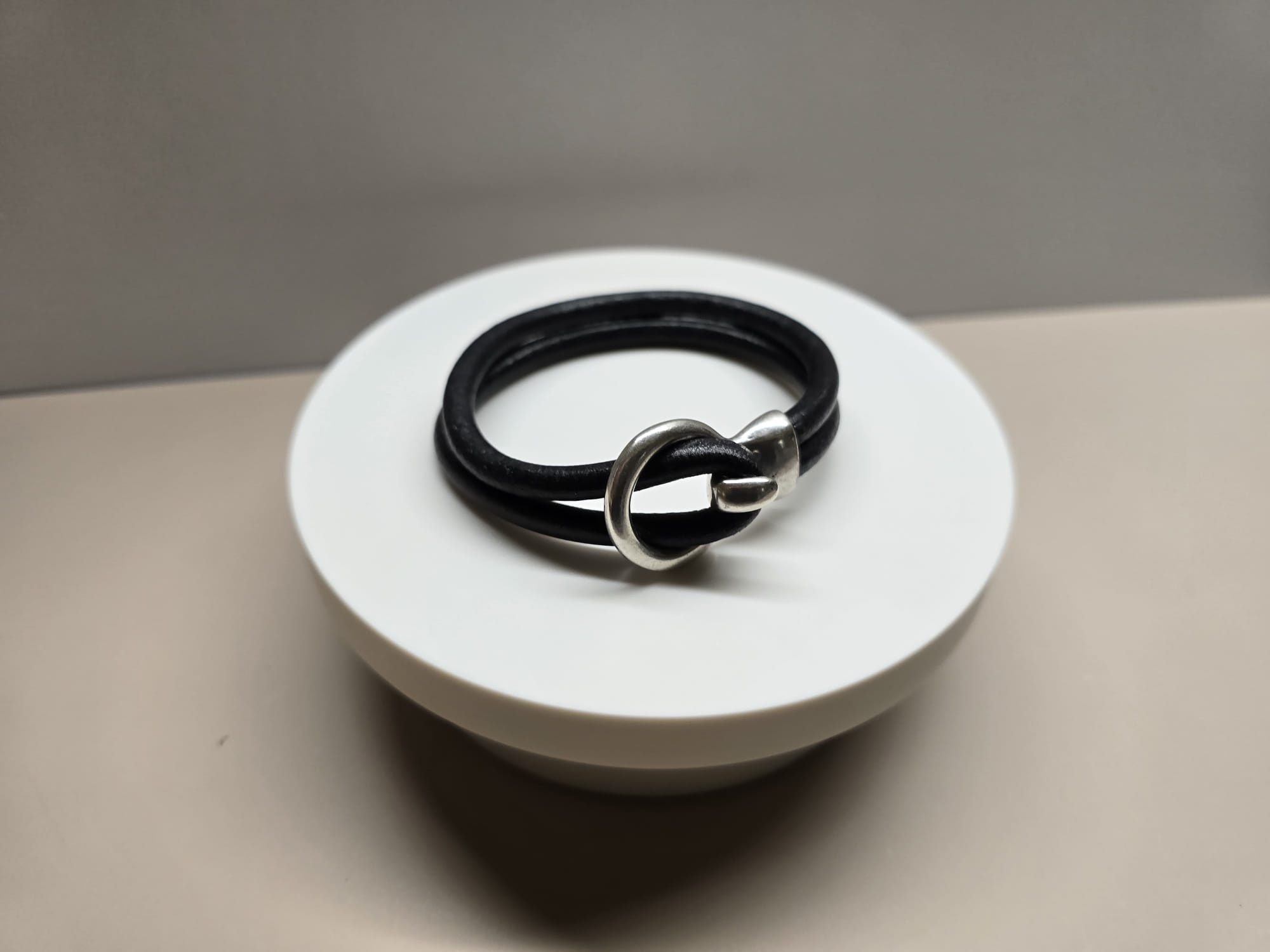 Regaliz 5mm Round Leather Bracelet, Black with Antique Silver Loop Closure, Size M