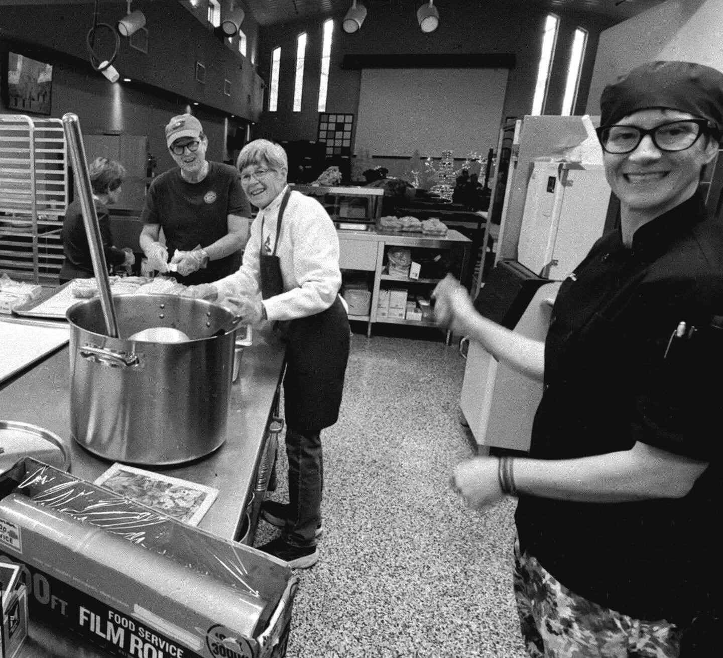 It&rsquo;s Take a Look Tuesday!👀Here is today&rsquo;s kitchen crew (we have incredible volunteers to help with our FREE, indoor, sit-down LUNCH, 5 days a week!) Just look at them hard at work! 

⭐️Lunch is M-F from 12-1pm⭐️

Also, a little bird shar