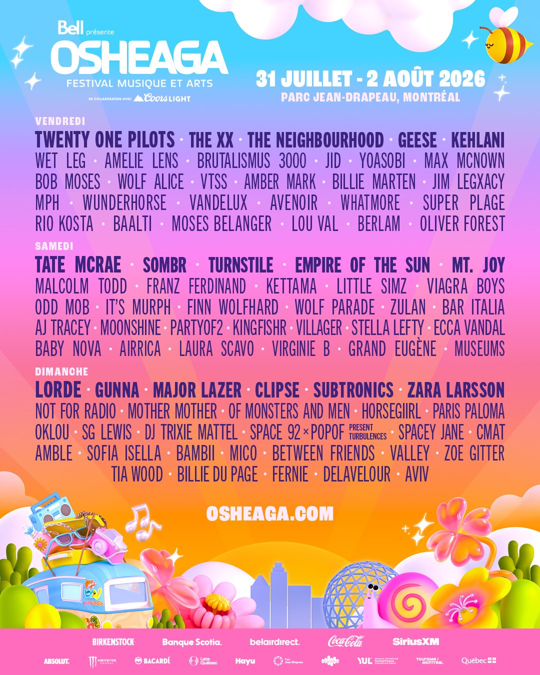 Affiche de la programmation d'Osheaga 2026 sur un écran, montrant les artistes du vendredi, du samedi et du dimanche sur fond dégradé bleu et rose.