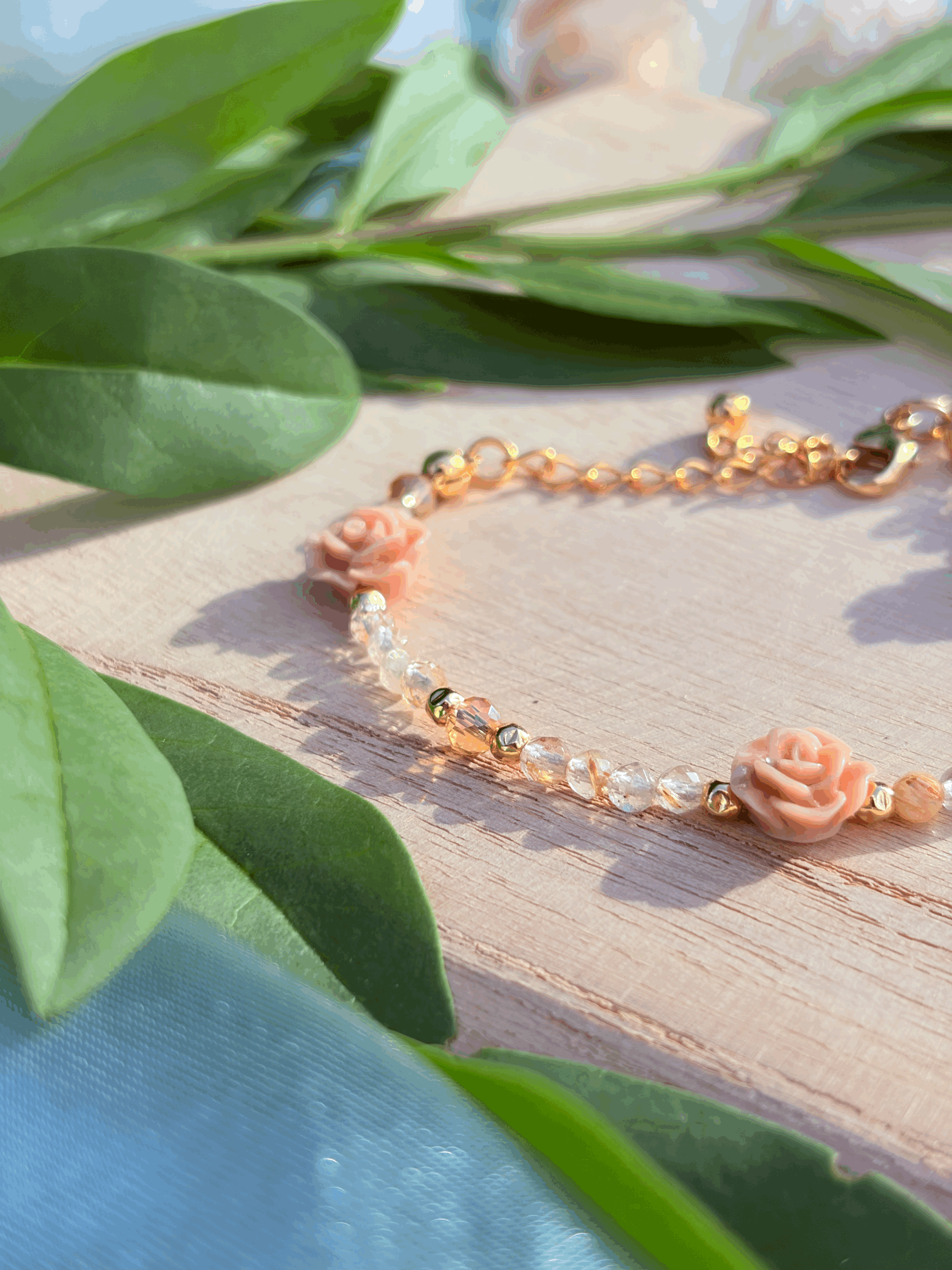 Detailaufnahme der Goldrutilquarz Perlen und rosafarbenen Rosen im Rosaluna Armband