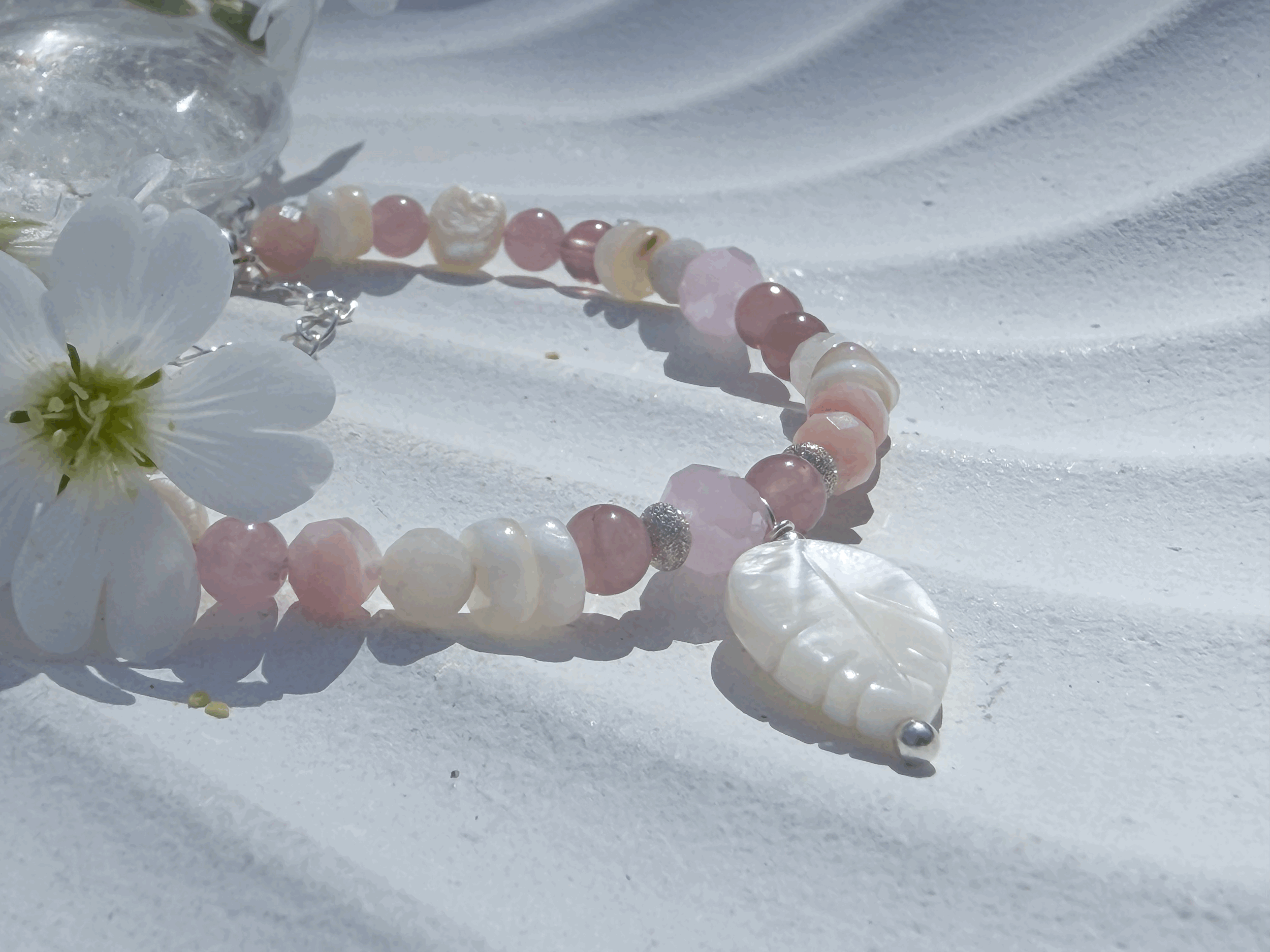 Handgefertigtes Rosenquarz Armband mit Süßwasserperlen und Perlmutt