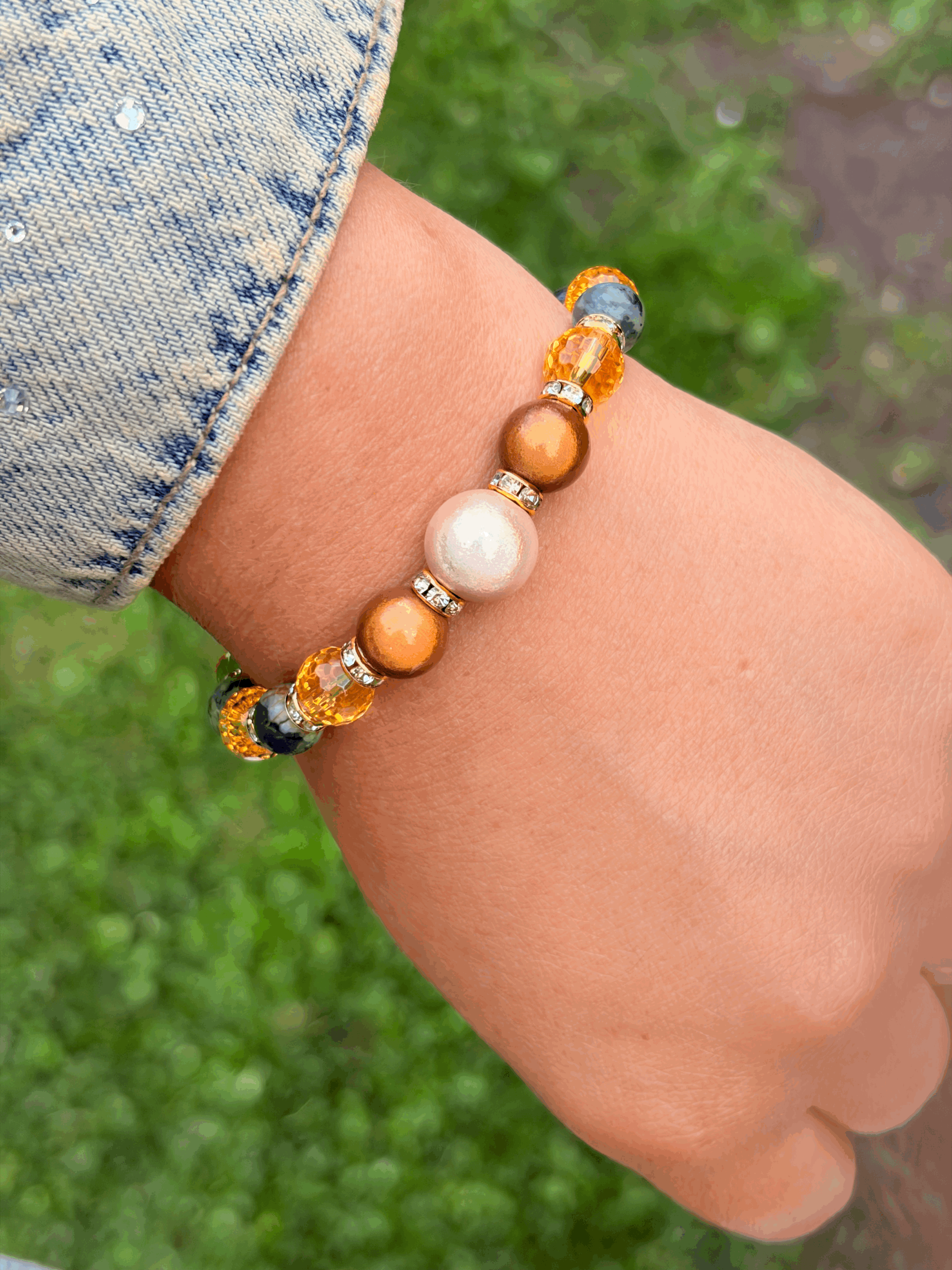 Tragebild des goldfarbenen AUREVA Armbands mit Citrin und Afrikanischem Türkis