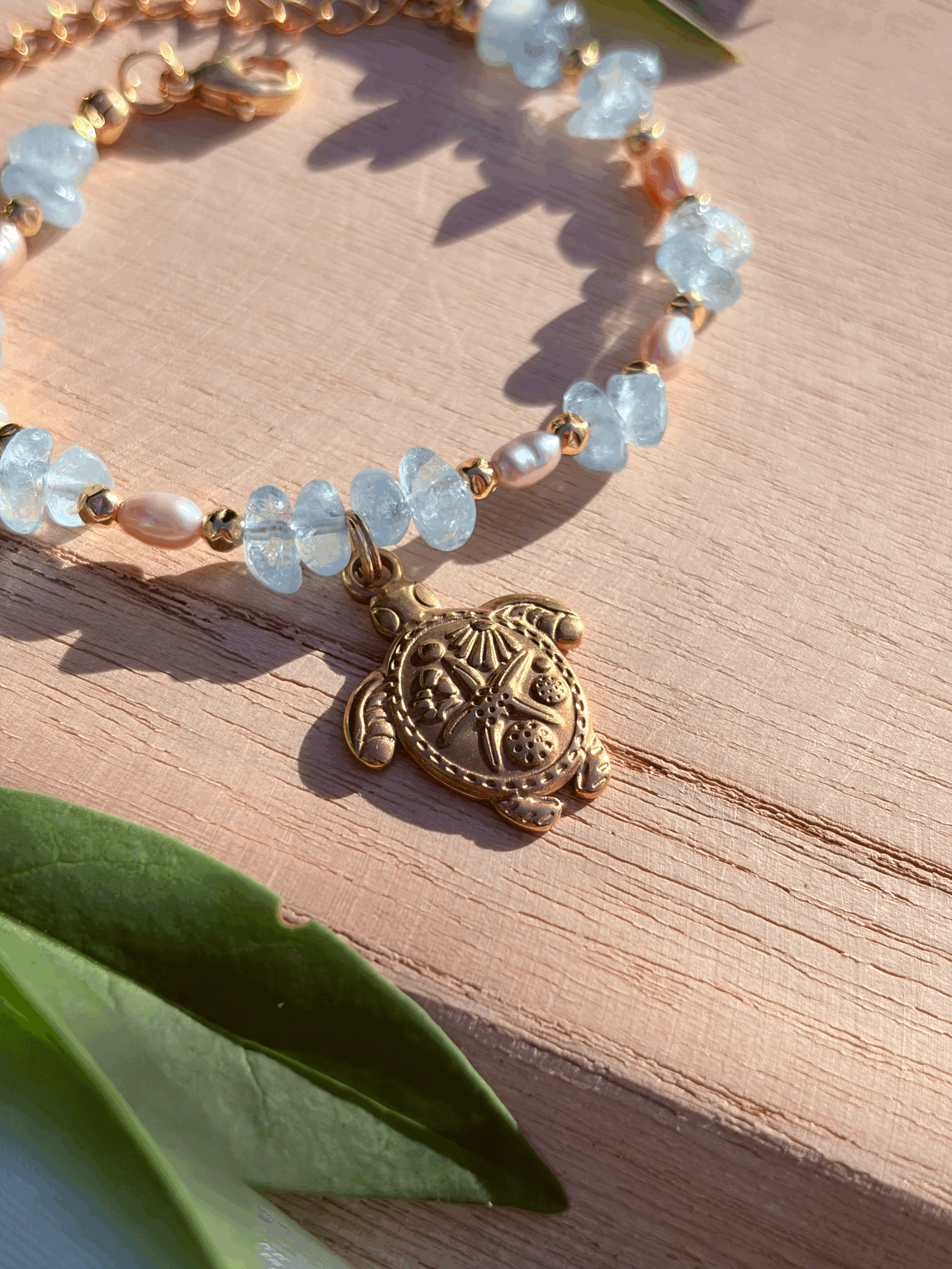 Maritimer Schmuck mit Aquamarin-Splittern und lavendelfarbenen Süßwasserperlen