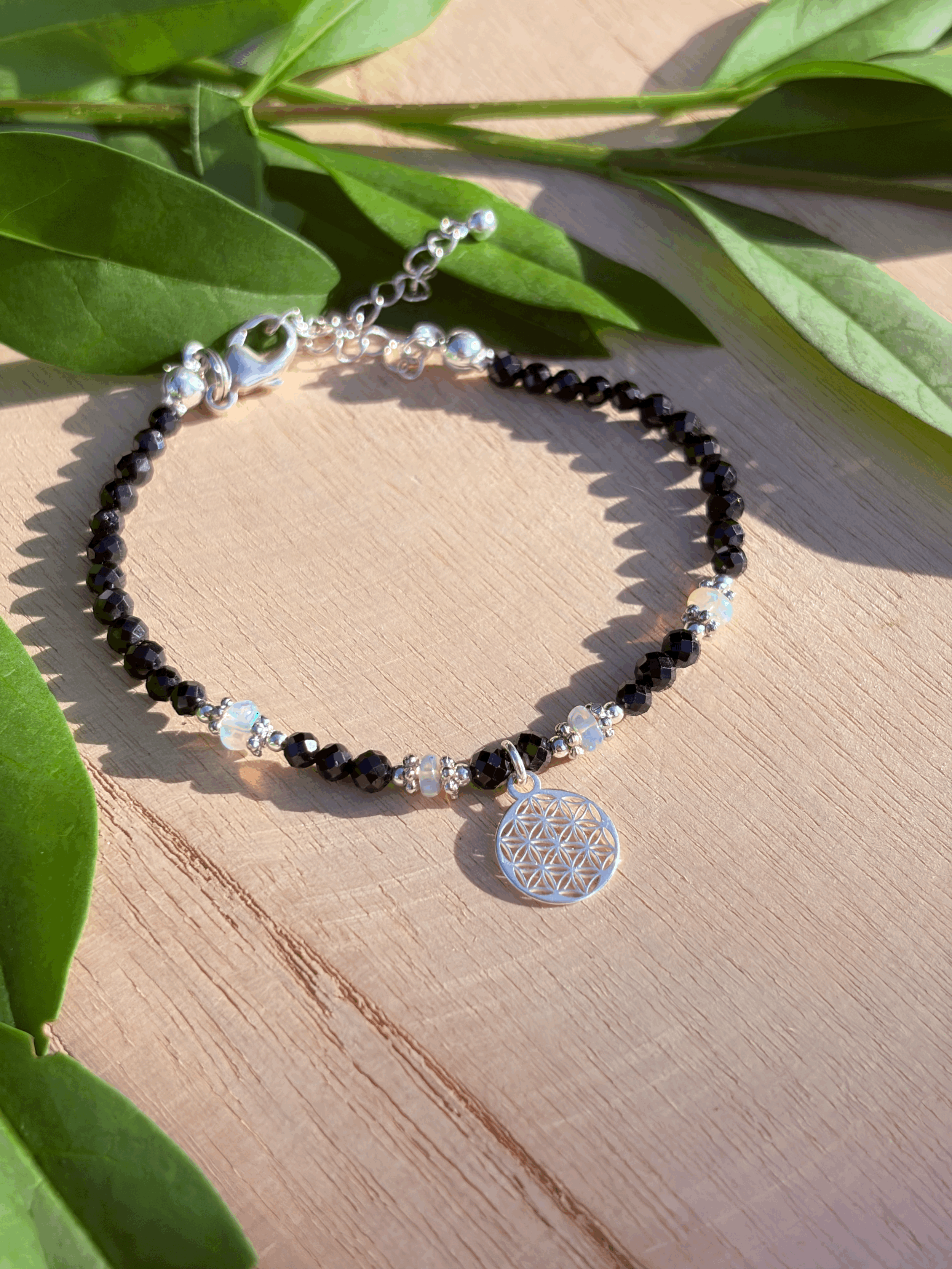 Ophelia Armband mit Turmalin, Edelopalen und Blume des Lebens in Gesamtansicht