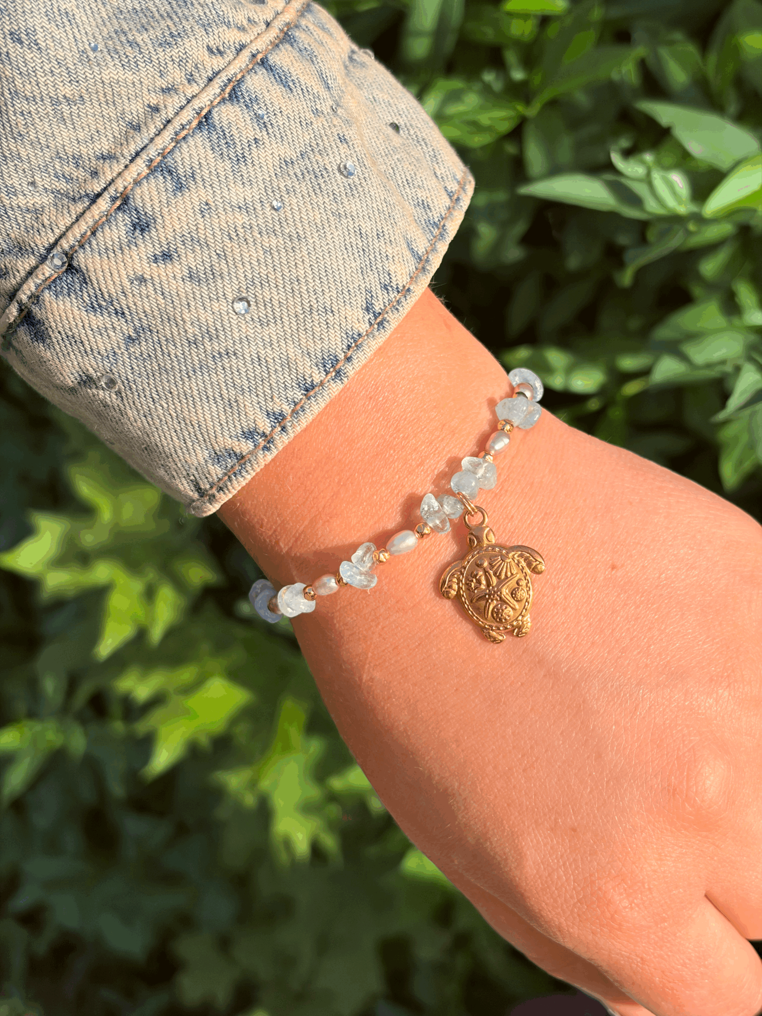 Maritimes Edelstein Armband mit Aquamarin und Süßwasserperlen am Handgelenk