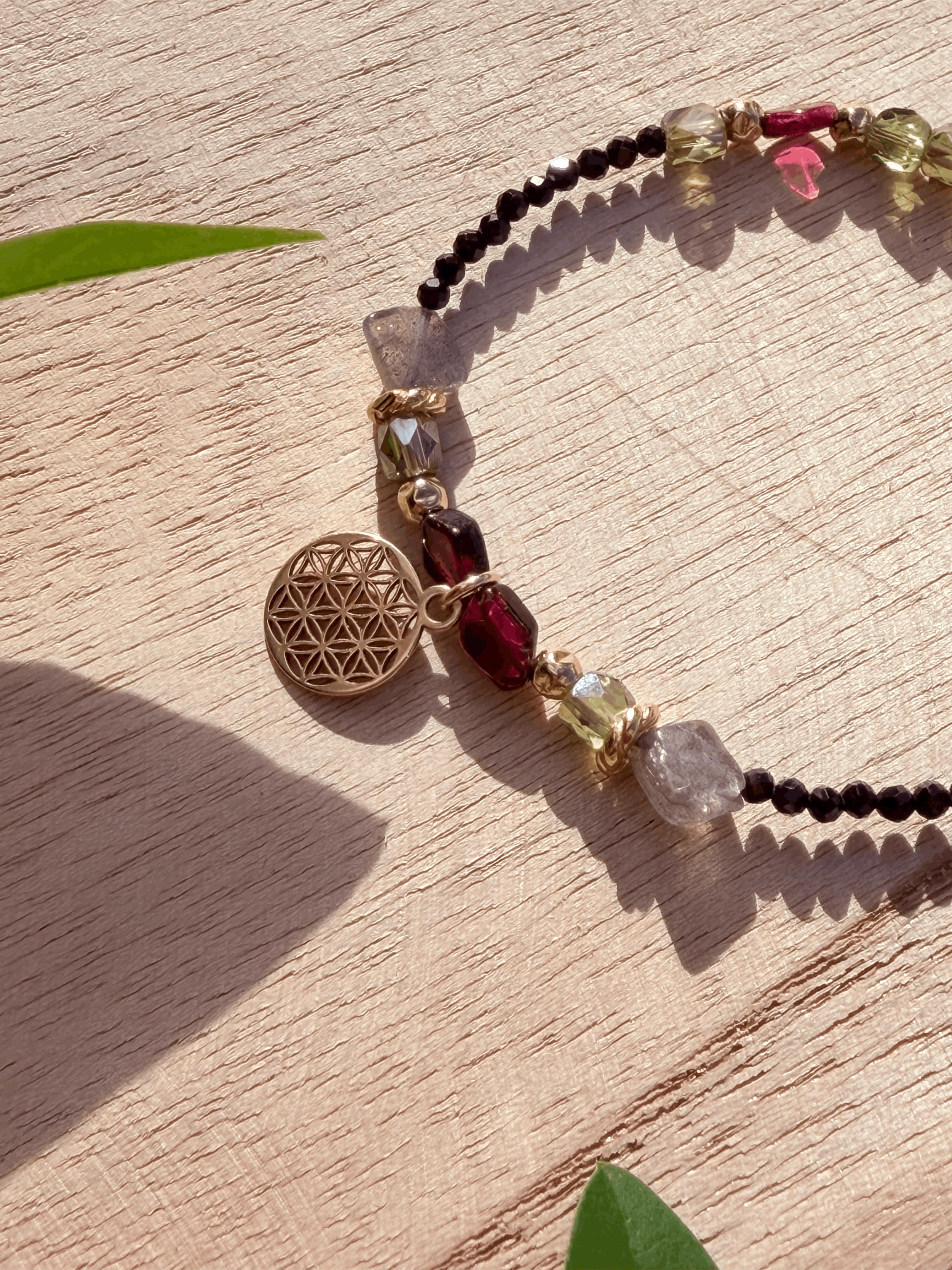 Hochwertige Edelsteine und vergoldete Elemente im Veridia Edelstein Armband