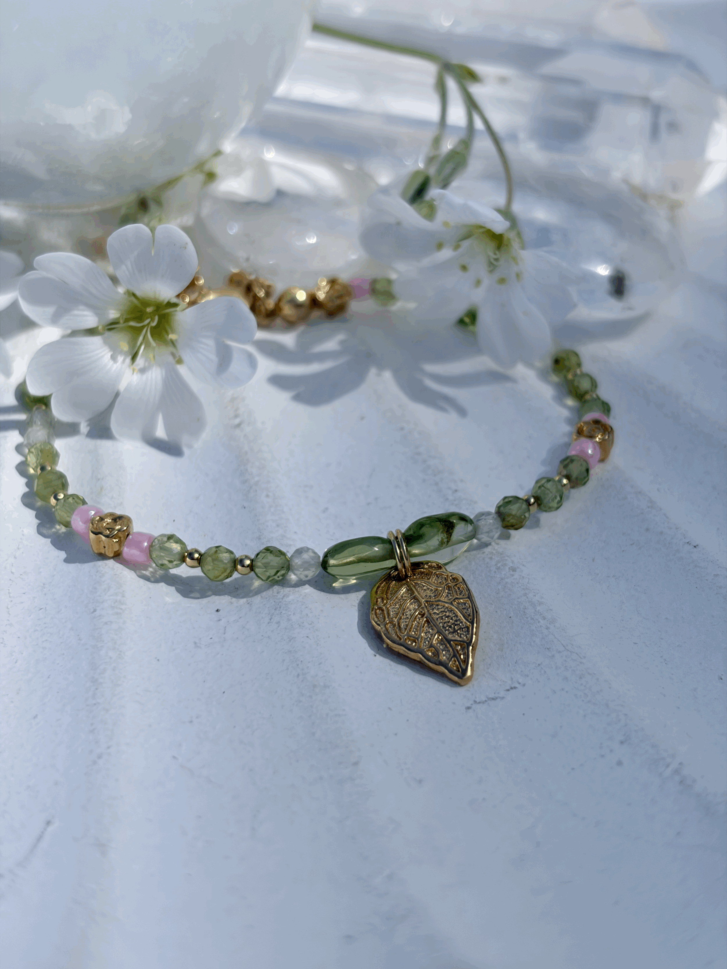 Handgefertigtes Freude Armband mit Peridot und Prenit aus vergoldetem Silber