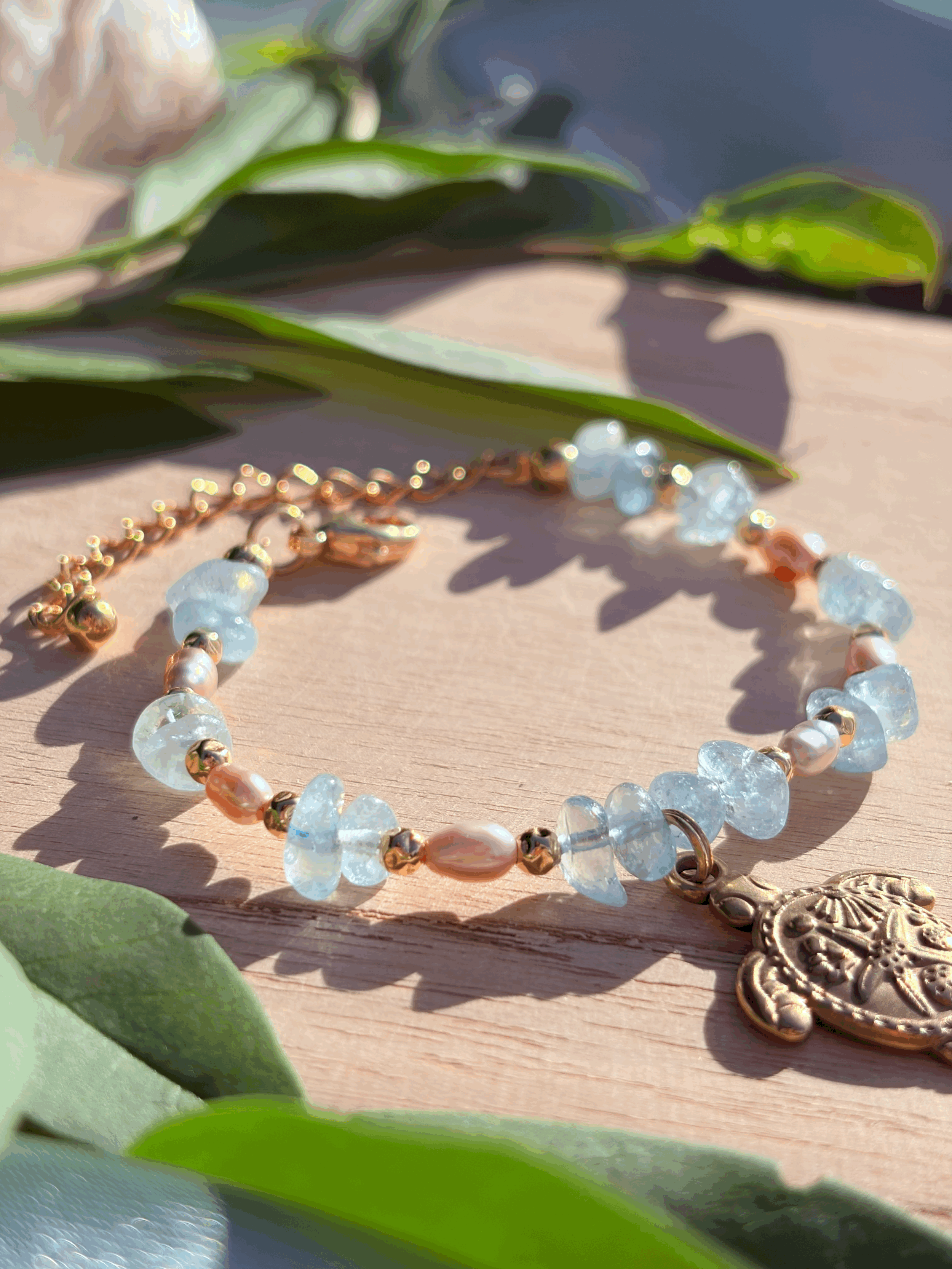 Maritimer Schmuck mit Aquamarin-Splittern und lavendelfarbenen Süßwasserperlen