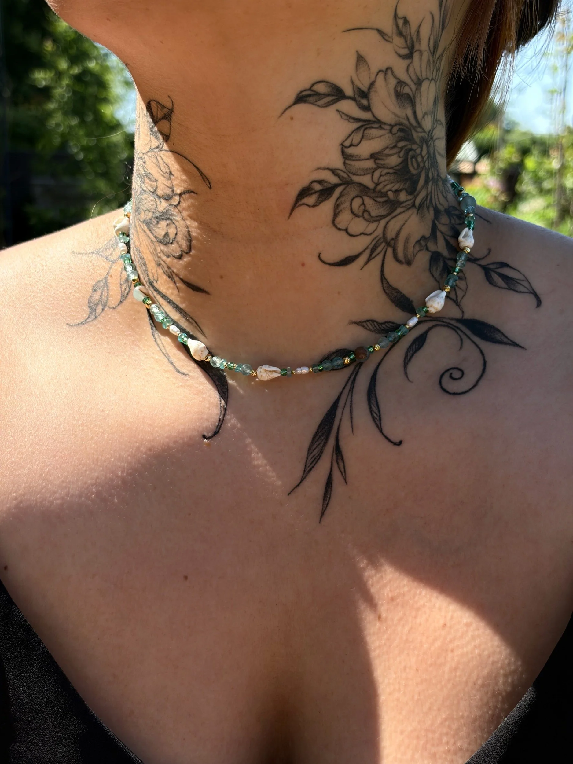 Vergoldete Apatit Kette NALIRA mit Muscheln getragen am Hals