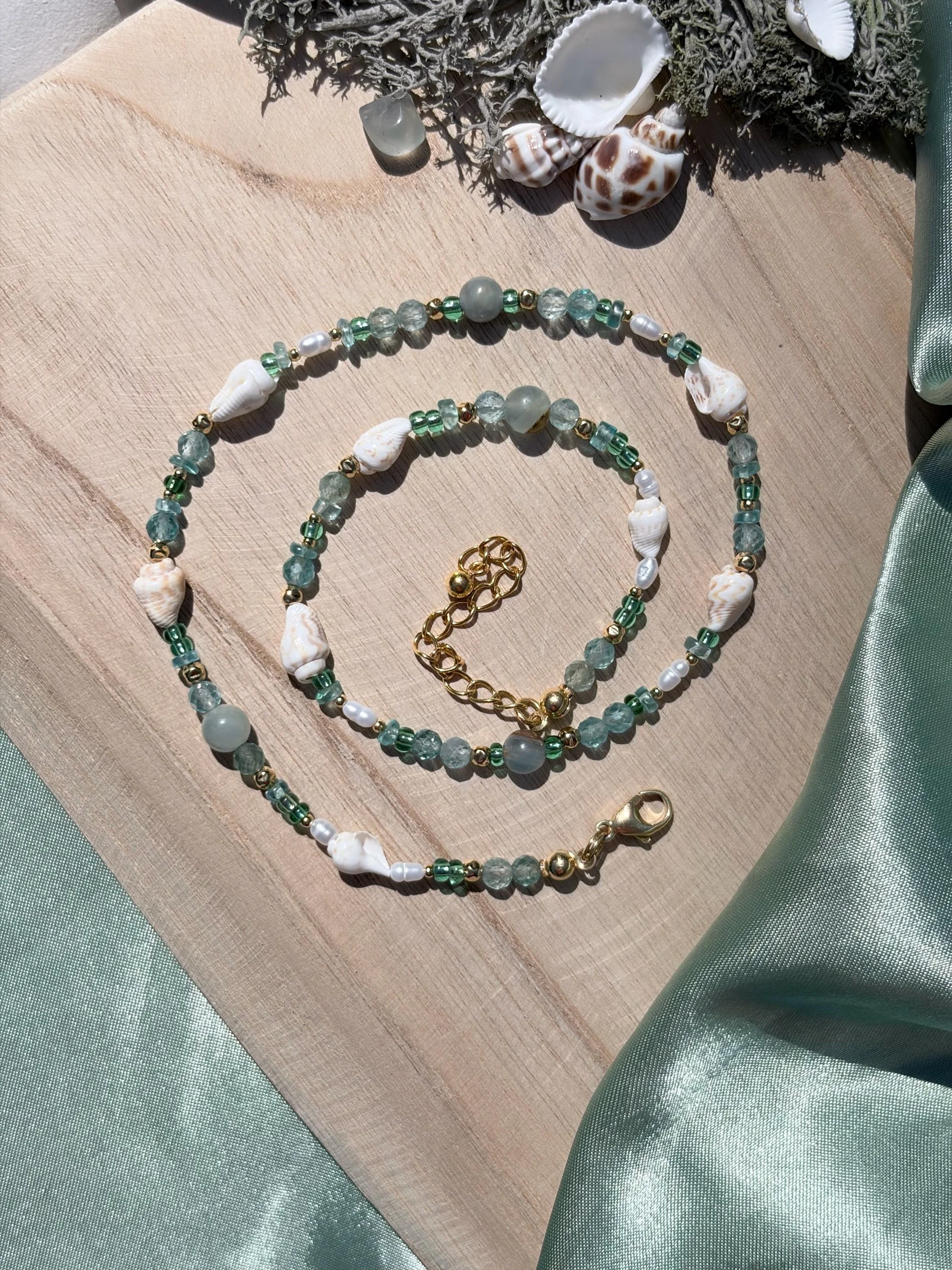 Edelsteinkette NALIRA mit Apatit, Calcit und Muscheln in Gesamtansicht
