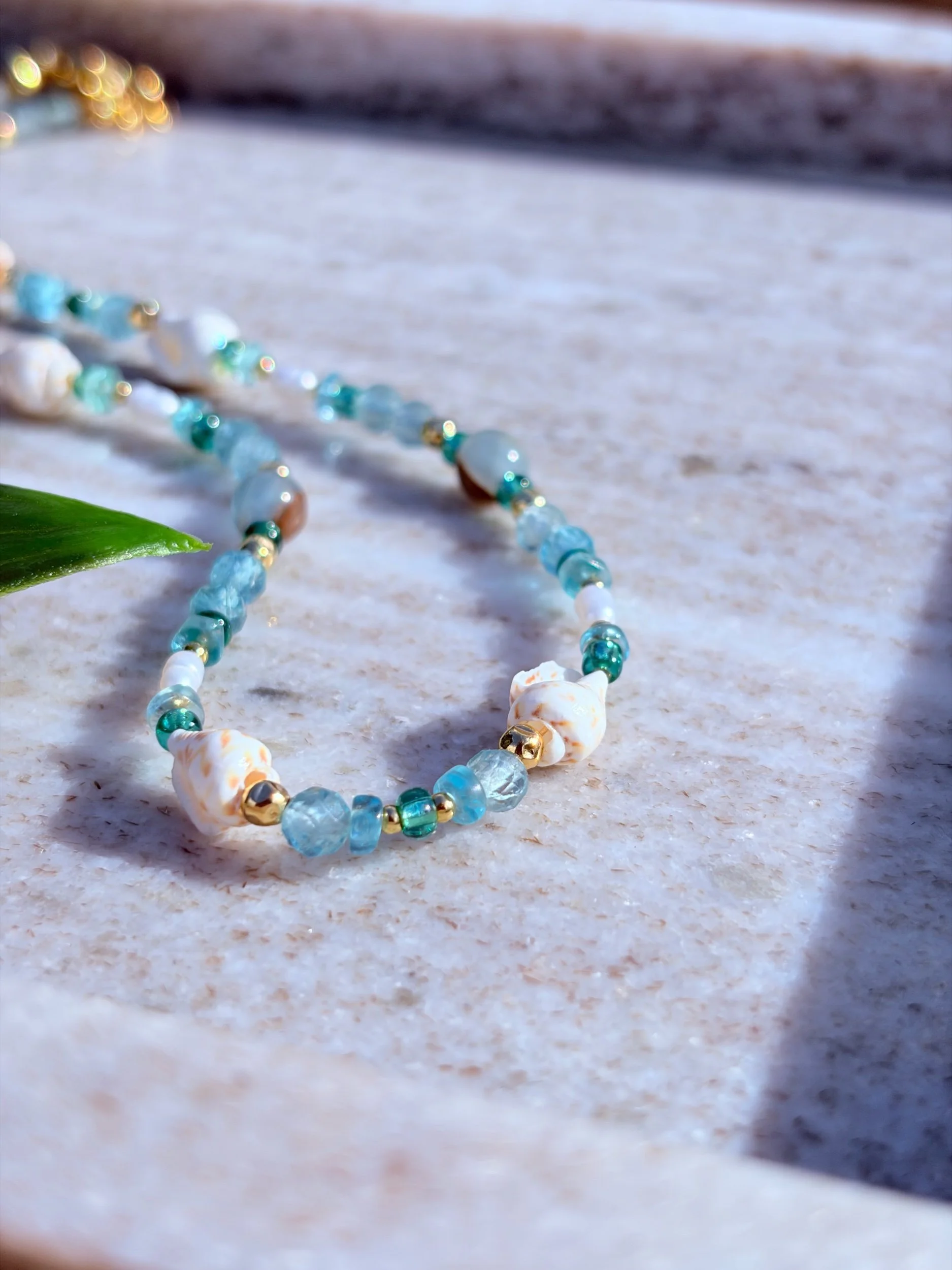 Apatit, Calcit und Muscheln im Detail an der Edelsteinkette NALIRA