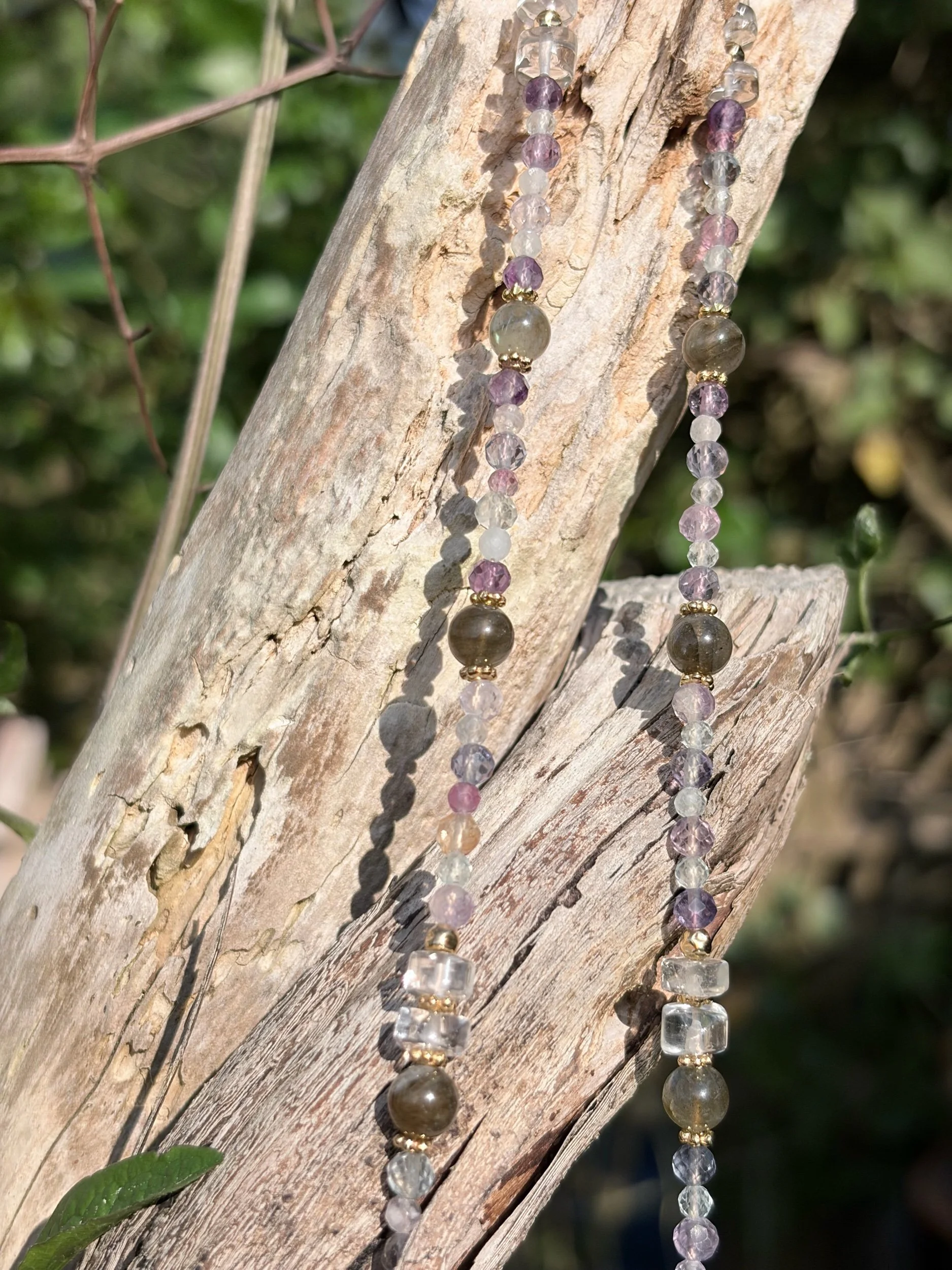 Schimmernde Fluoritperlen mit facettierten Oberflächen an der Edelsteinkette NYREVA