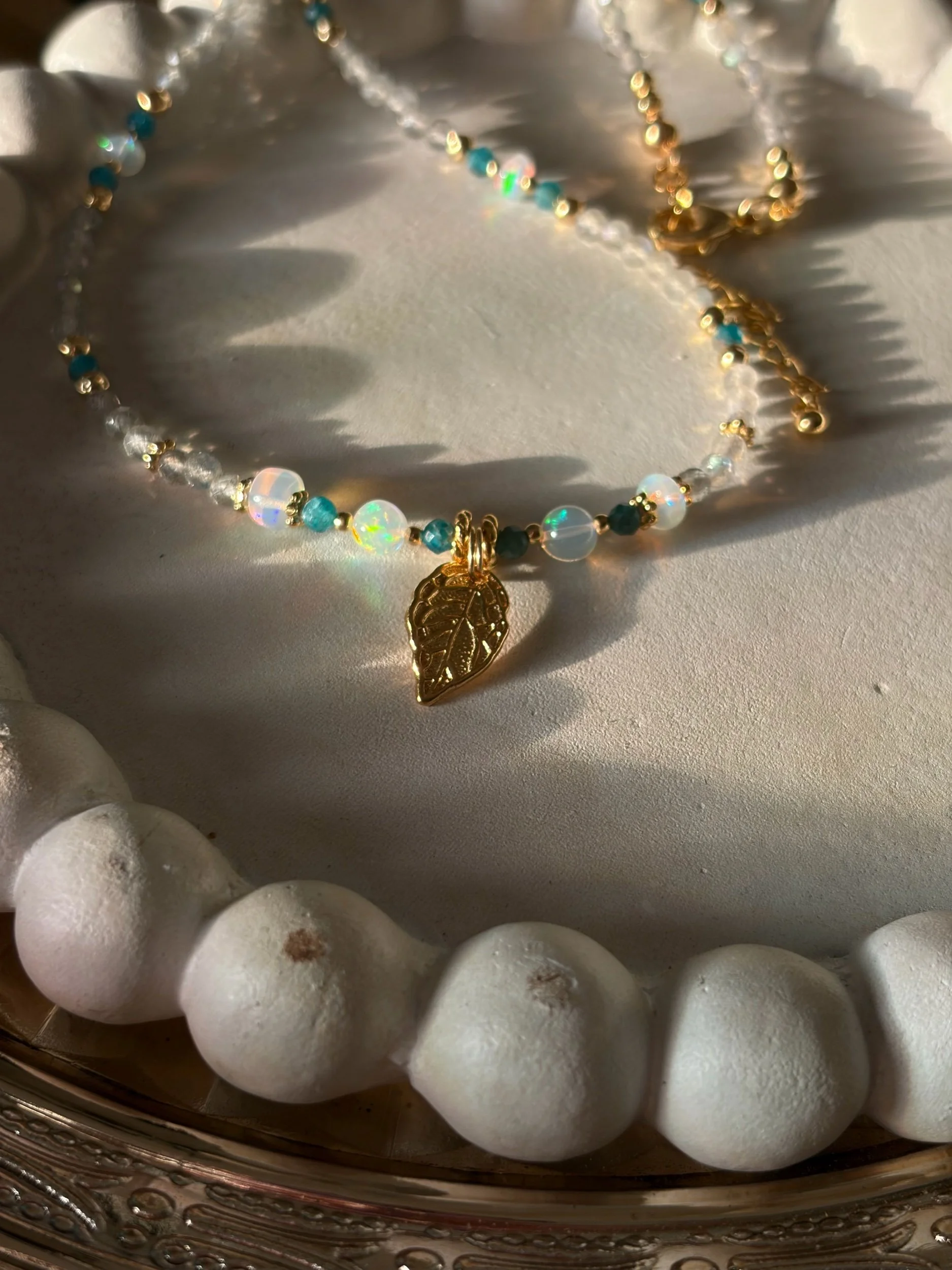 Edelopal, Labradorit und Apatit im Detail an der handgefertigten Halskette AELORIA