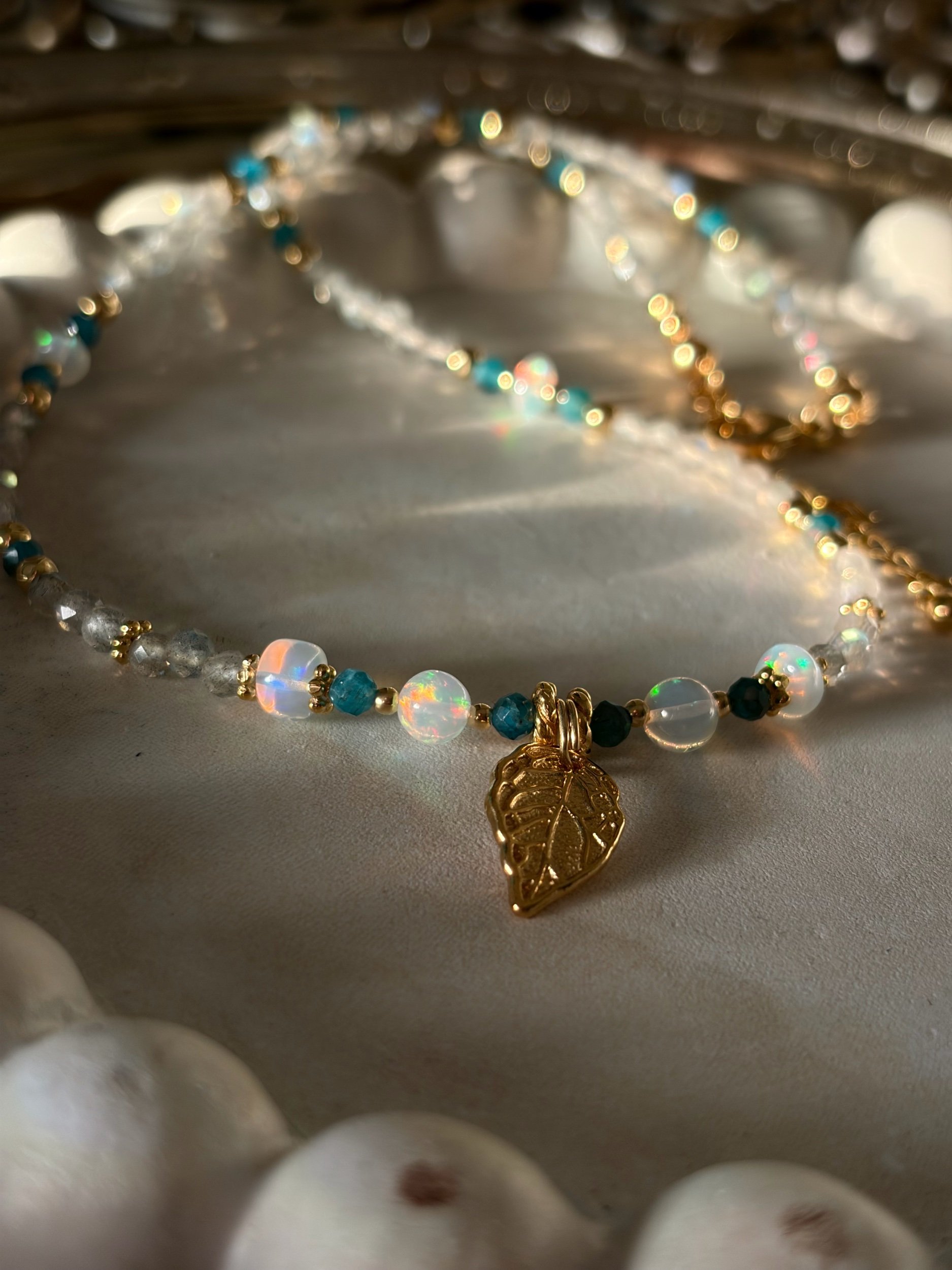 Schimmernde Edelopal Perlen mit reflektierenden Lichtakzenten an der Edelsteinkette AELORIA