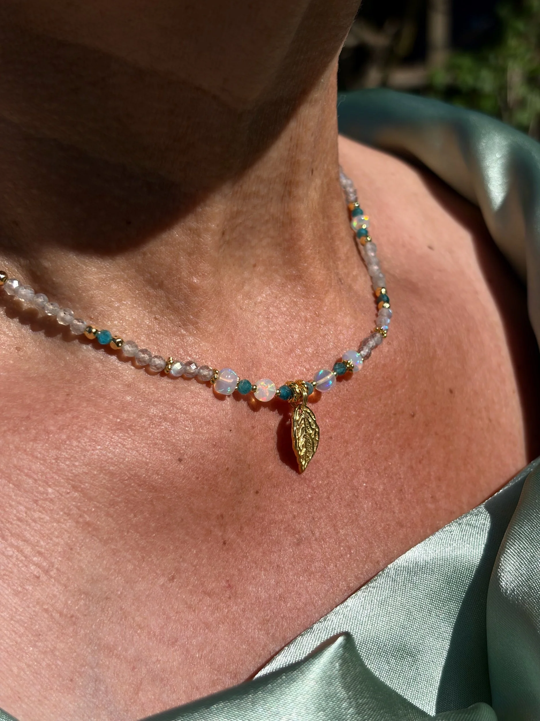 Edelsteinkette AELORIA mit Edelopal und Blatt-Anhänger getragen am Hals