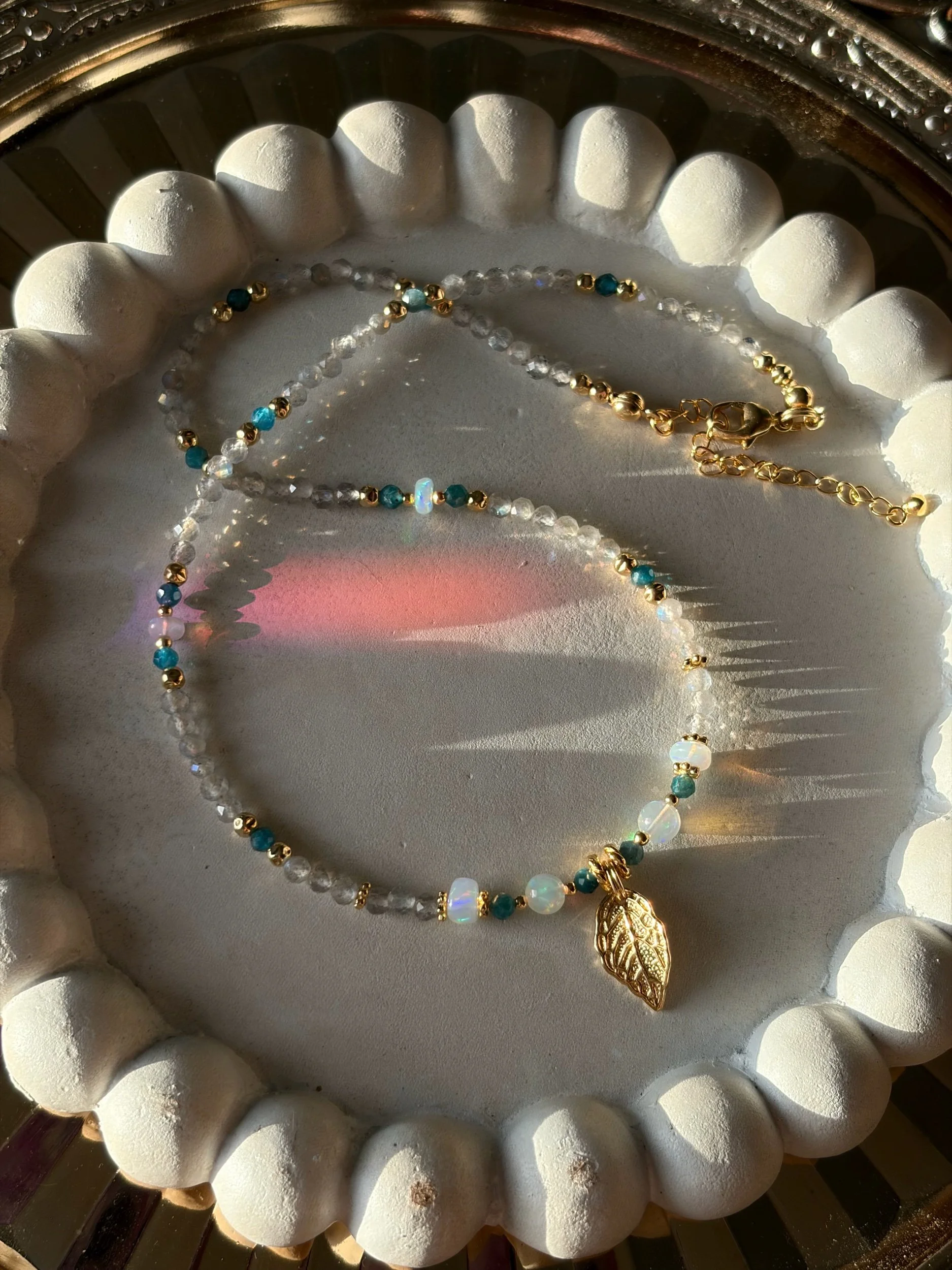 Vergoldete Halskette AELORIA mit Edelopal, Labradorit und Apatit