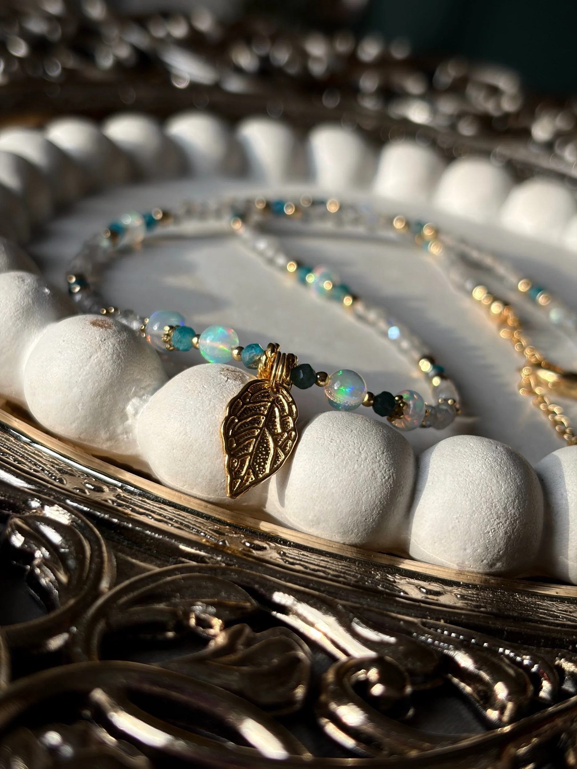 Handgefertigte Edelsteinkette AELORIA mit Edelopal, Labradorit, Apatit und Blatt-Anhänger aus vergoldetem 925 Silber