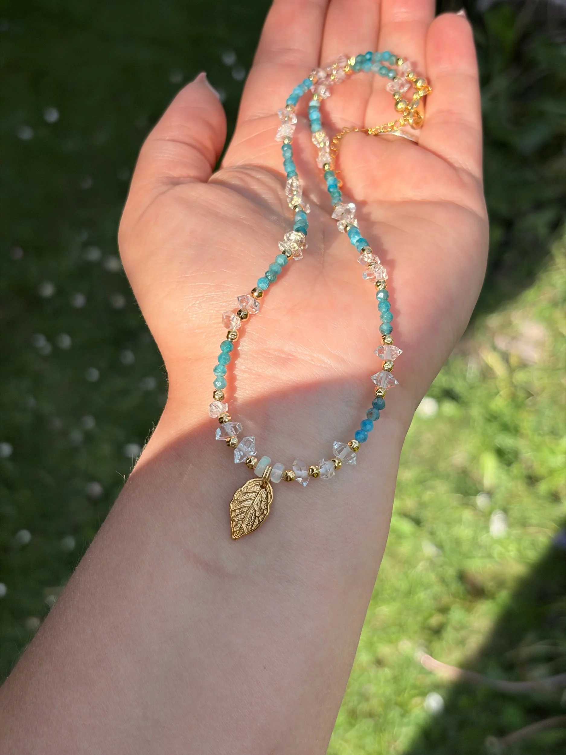 Vergoldeter Blatt-Anhänger mit Edelopal-Perlen an der Halskette AURELIS