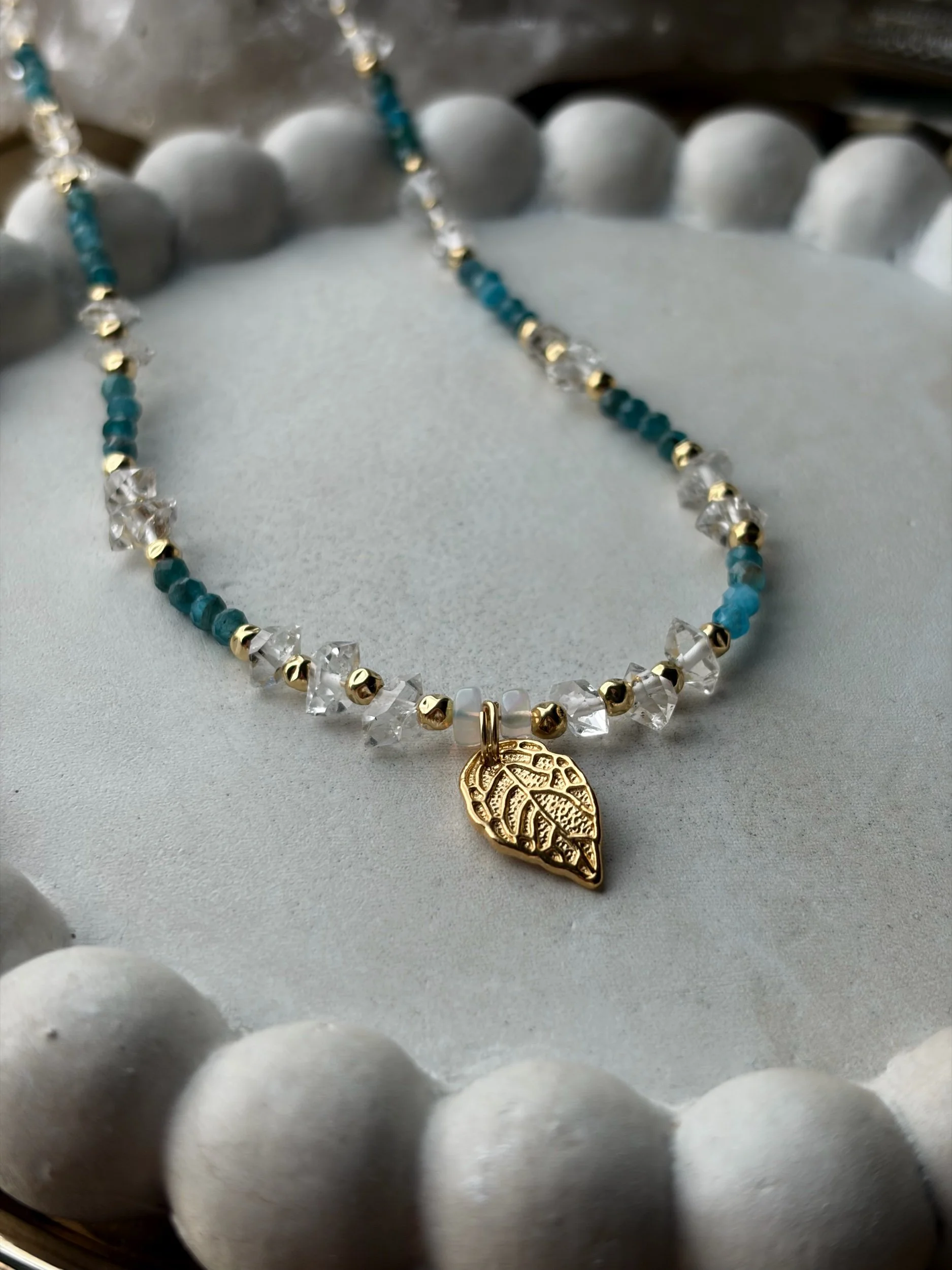 Vergoldete Edelsteinkette AURELIS mit Opal, Apatit und Herkimer-Diamanten