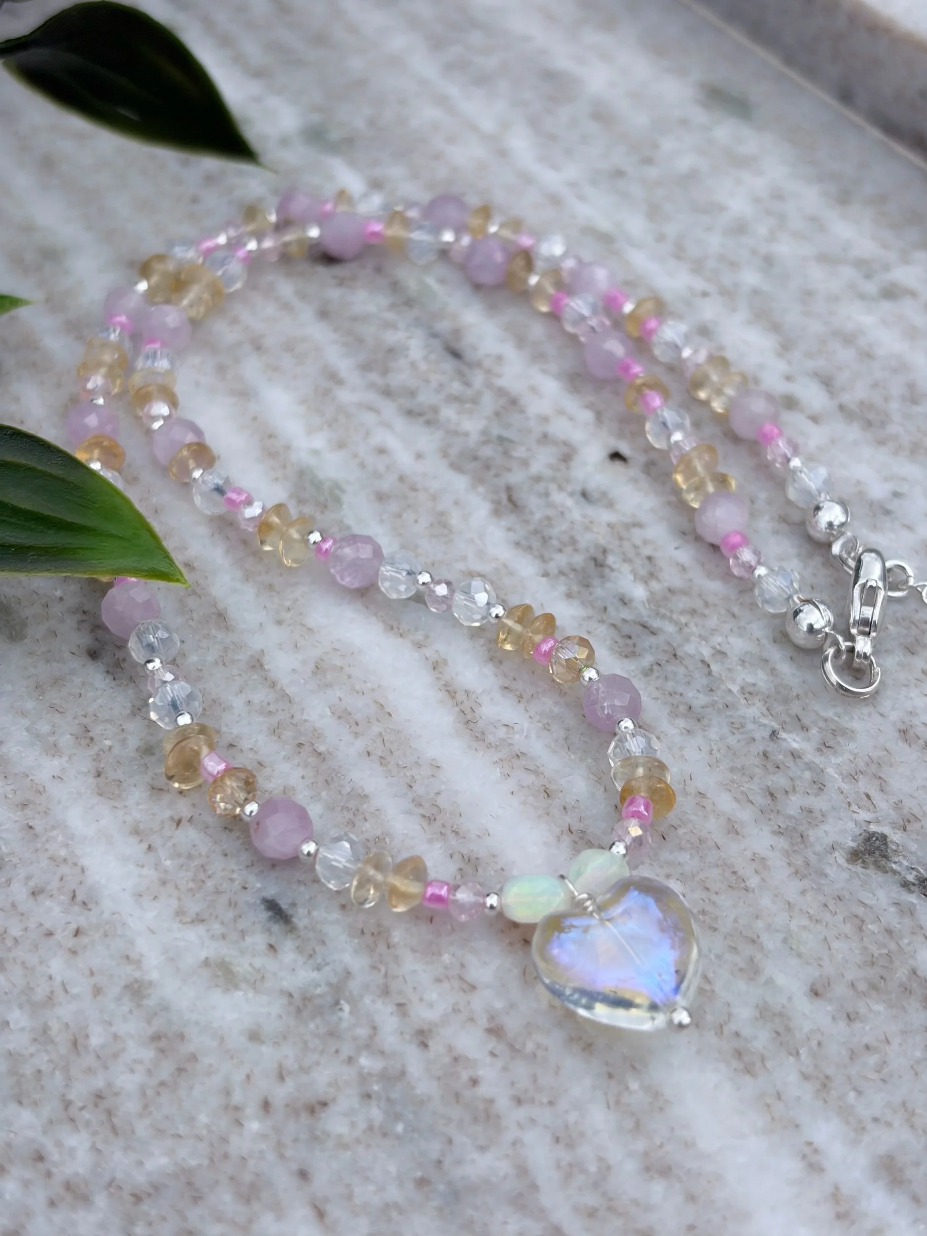 Handgefertigte Edelsteinkette LUMAREL mit Citrin, Kunzit, Edelopal und Herzanhänger aus 925 Silber